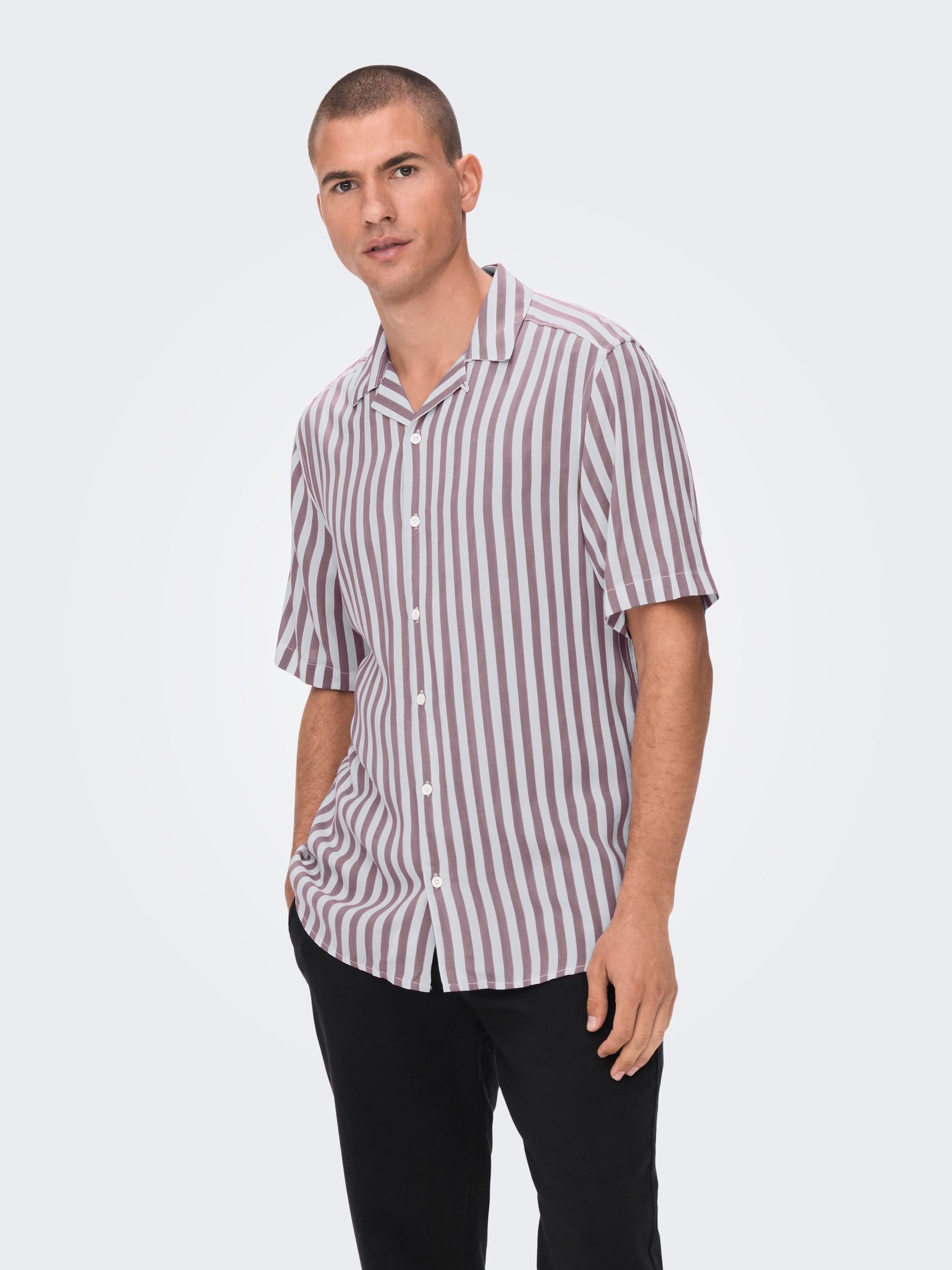 Only & Sons ONLY & SONS Gestreiftes Kurzarm Hemd ONSWAYNE – Rosa, Bild 2
