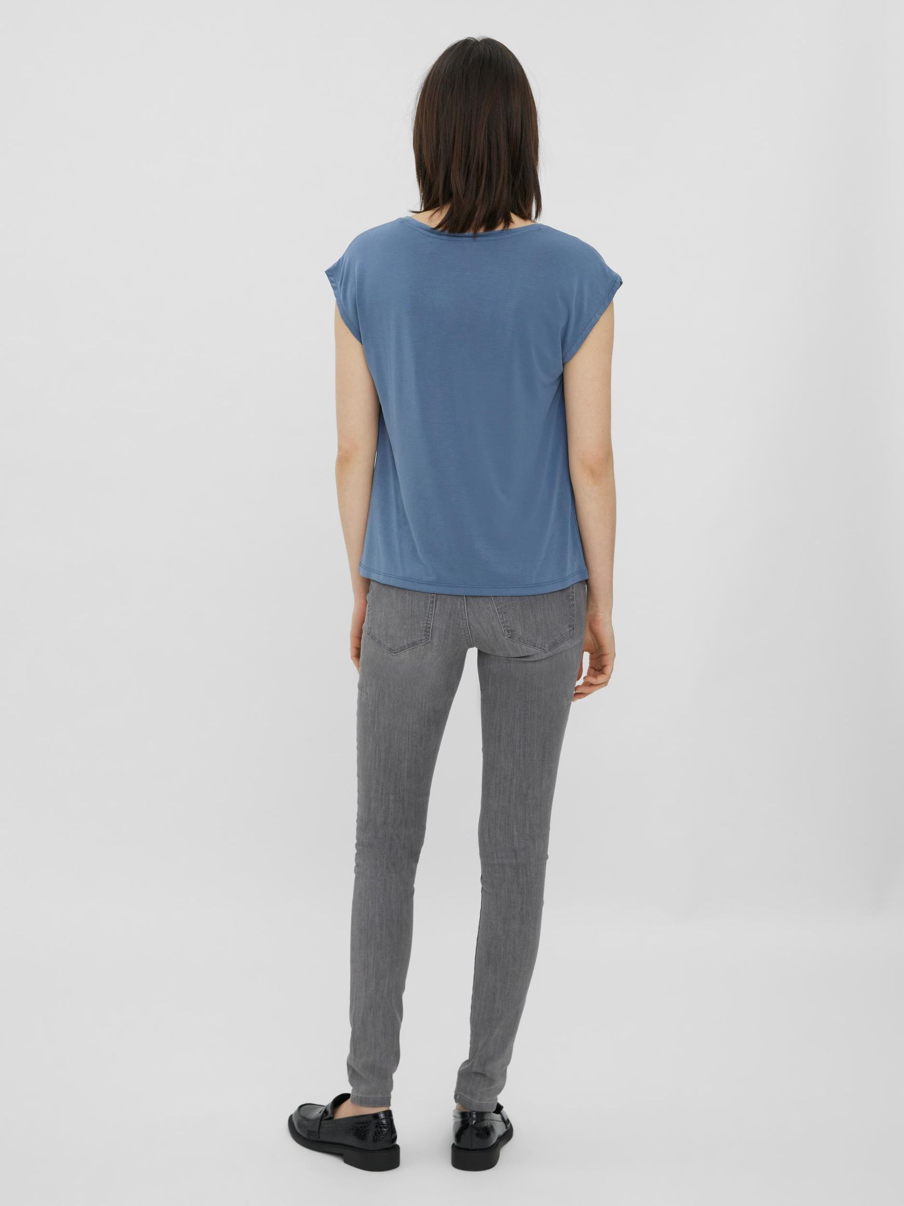 VERO-MODA_Noos2023_3879929_10247666_3.jpg Basic Stretch T-Shirt V-Neck VMFILLI
