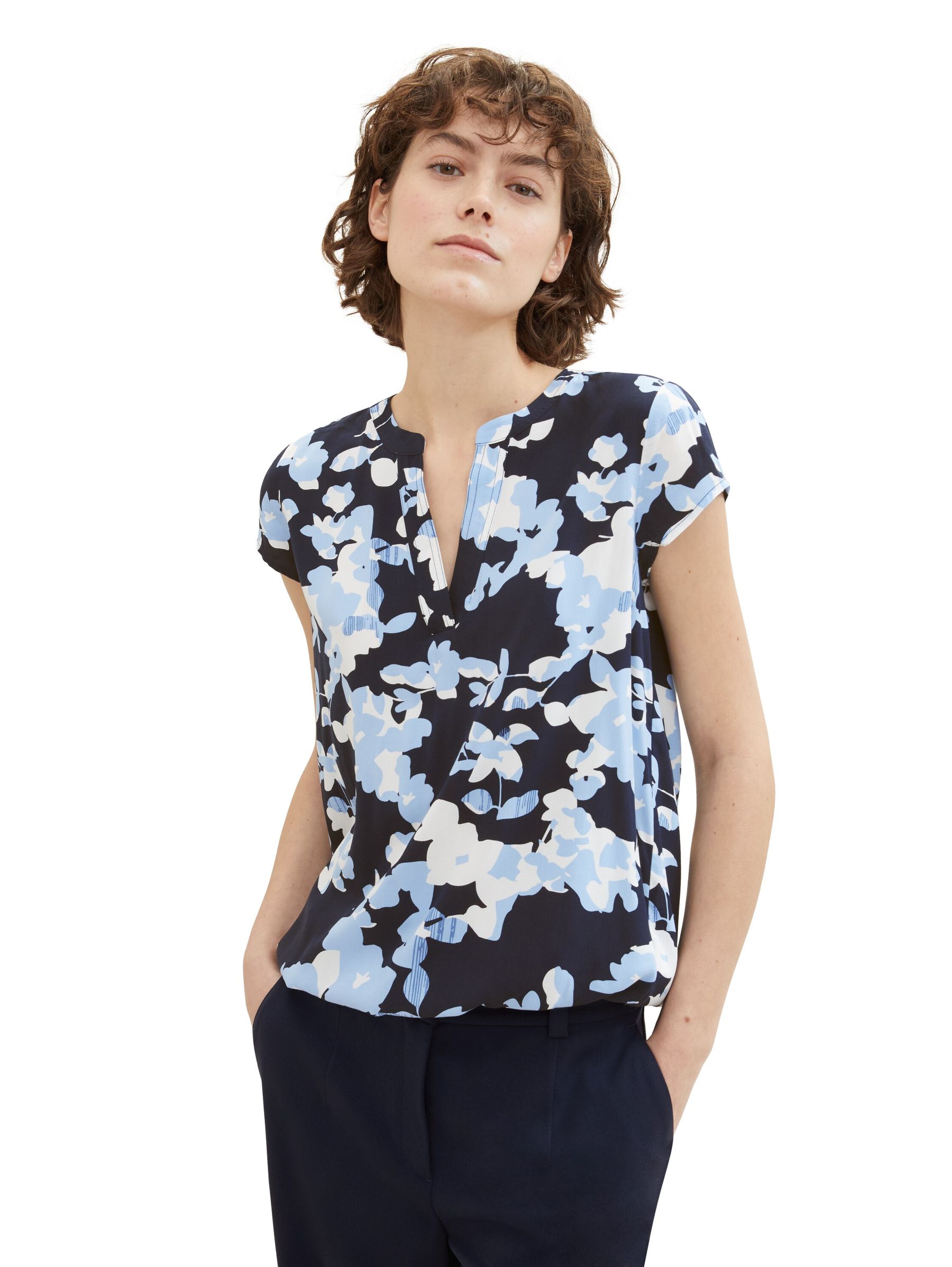 Tom-Tailor_202406_34757_1035245_2.jpg Gemusterte Kurzarm Bluse