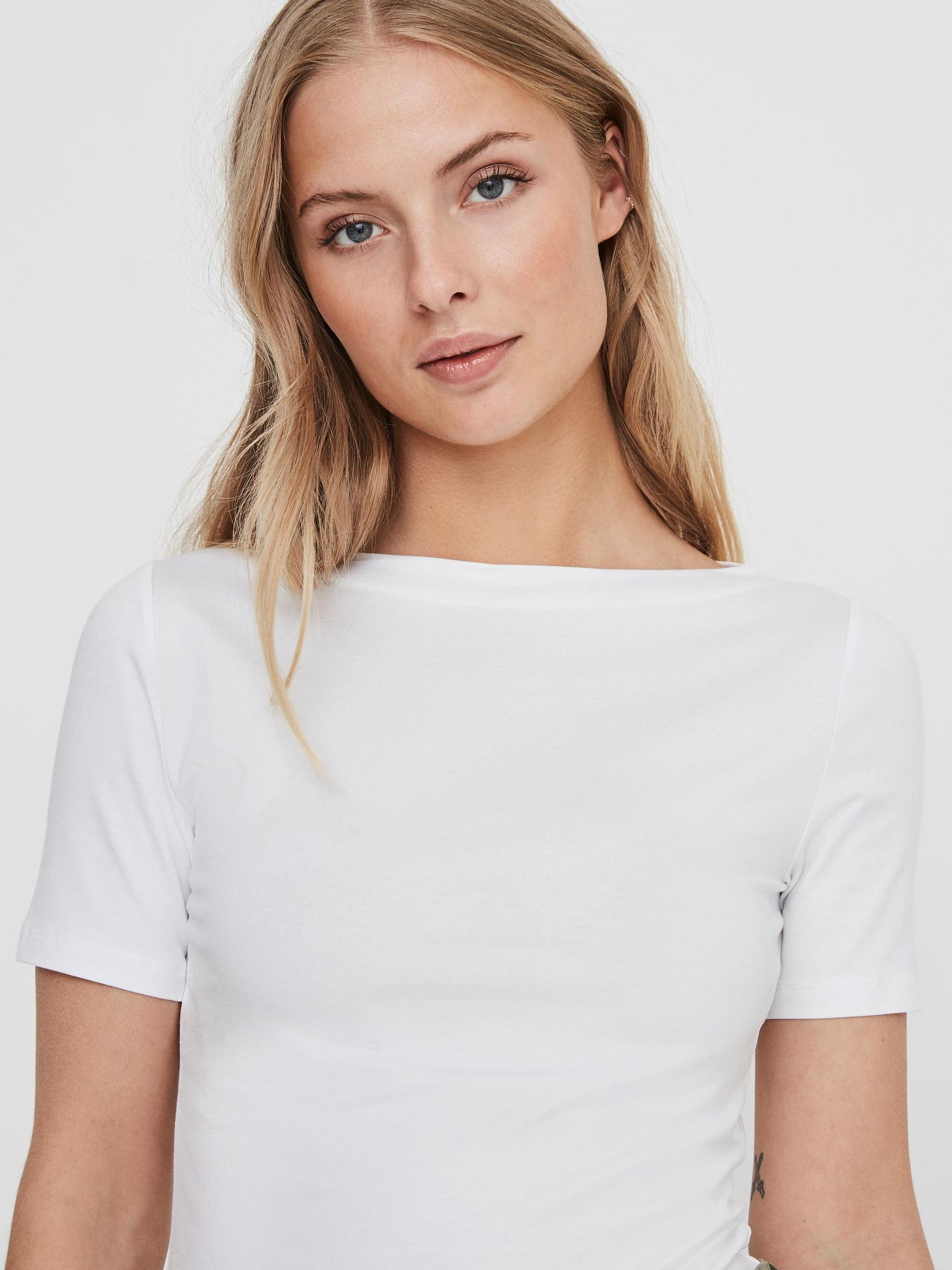 VERO-MODA_Noos2023_3383044_10231753_5.jpg Basic Stretch T-Shirt mit U-Boot-Ausschnitt VMPANDA
