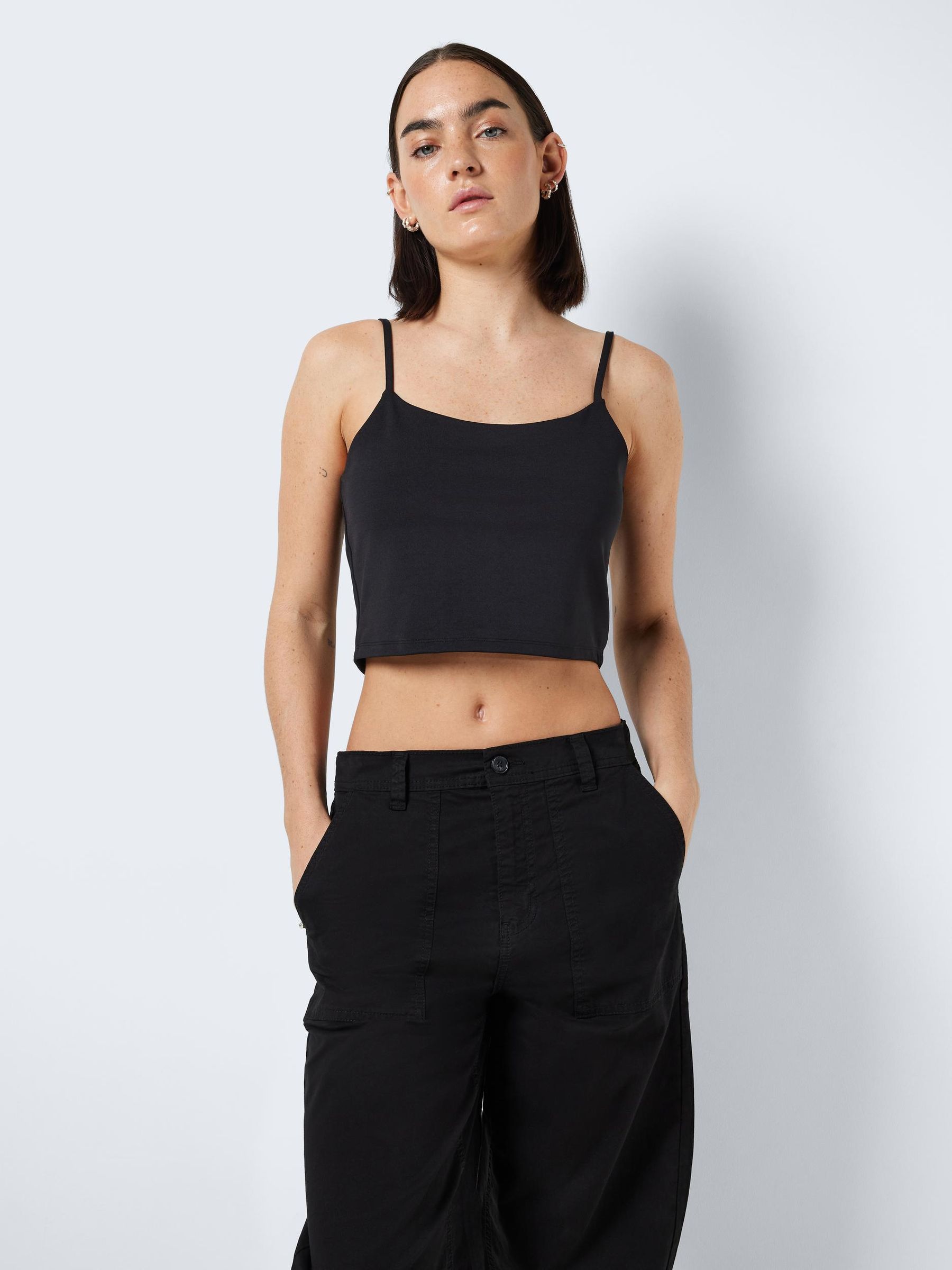 Noisy May NOISY MAY Einfarbiges Crop Top mit Spaghettiträgern NMTERESA – Schwarz, Bild 2