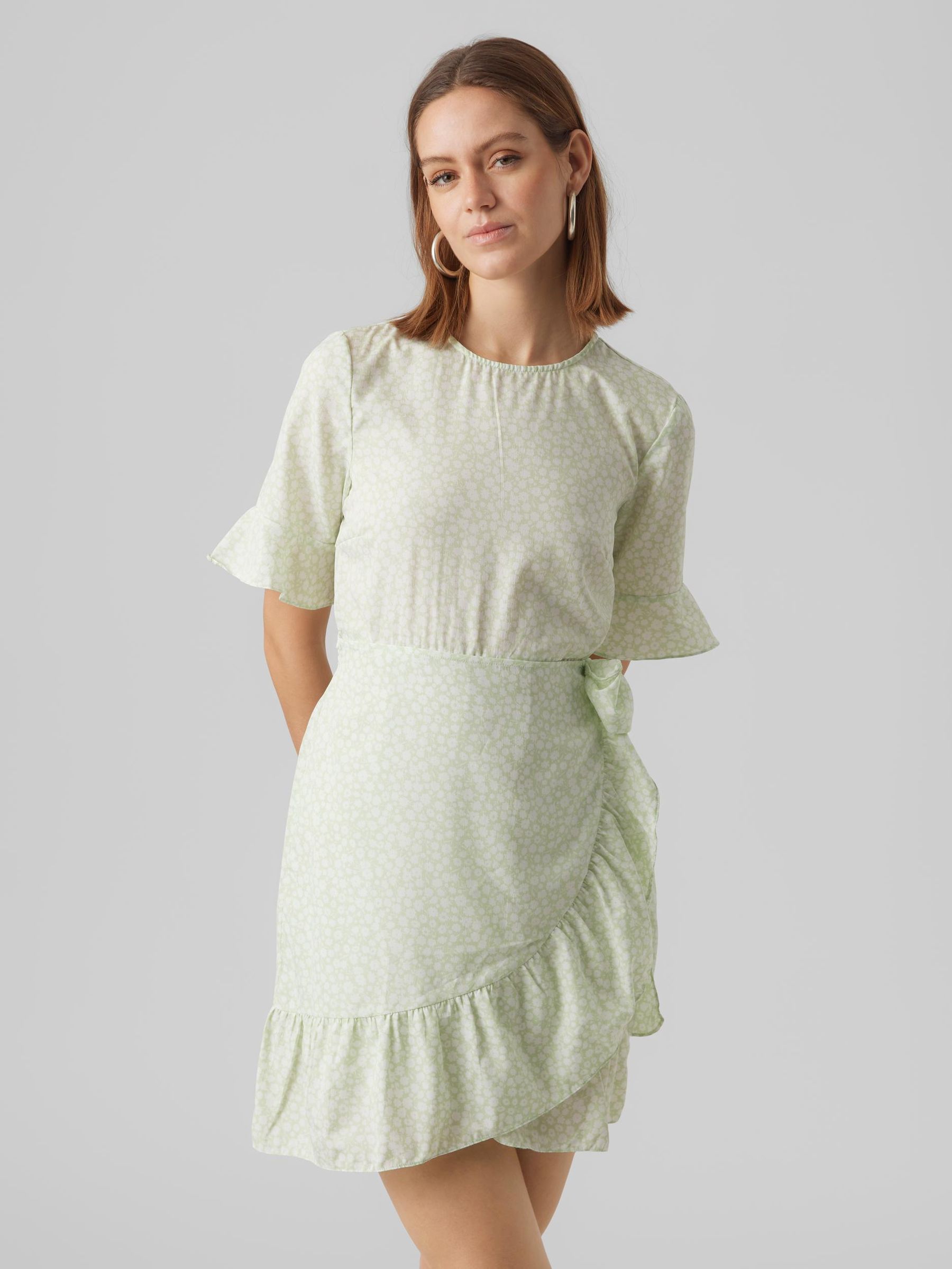 VERO-MODA_SpringSummer2022_3936561_10266073_3.jpg Mini Blumen Kleid VMHENNA