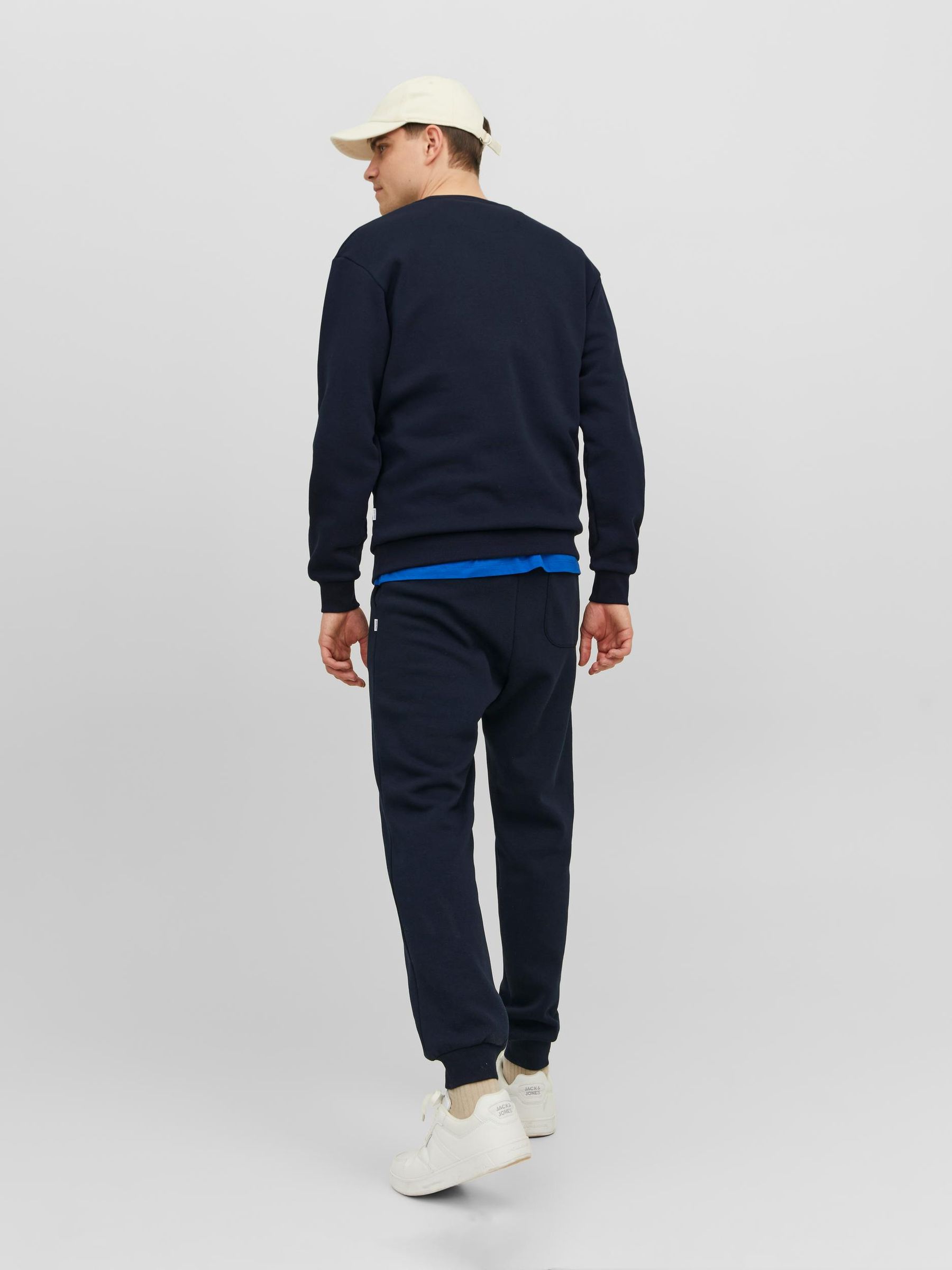 JACK&JONES_SpringSummer2024_4385561_12249341_2.jpg Basic Sweatshirt JJEBRADLEY