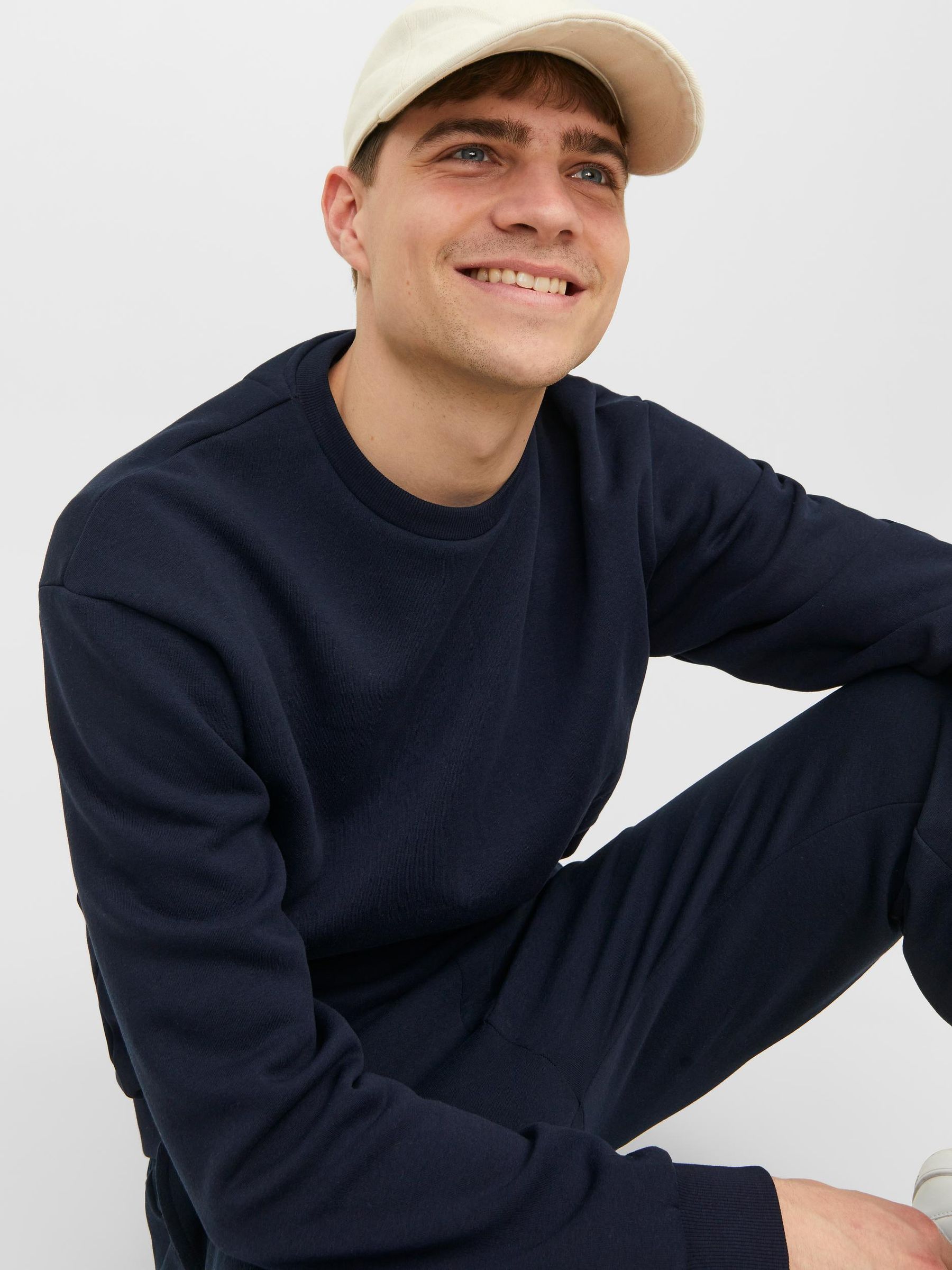 JACK&JONES_SpringSummer2024_4385561_12249341_3.jpg Basic Sweatshirt JJEBRADLEY