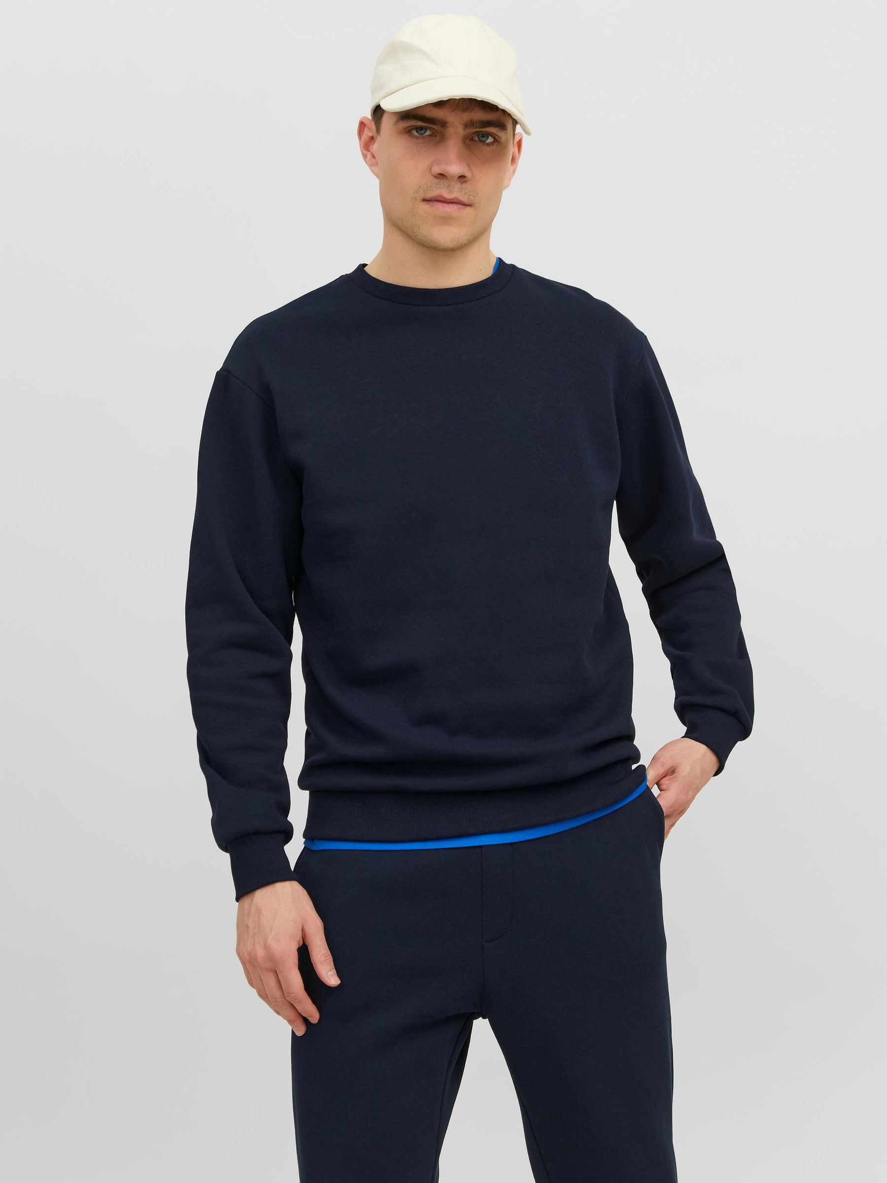 JACK&JONES_SpringSummer2024_4385561_12249341_6.jpg Basic Sweatshirt JJEBRADLEY