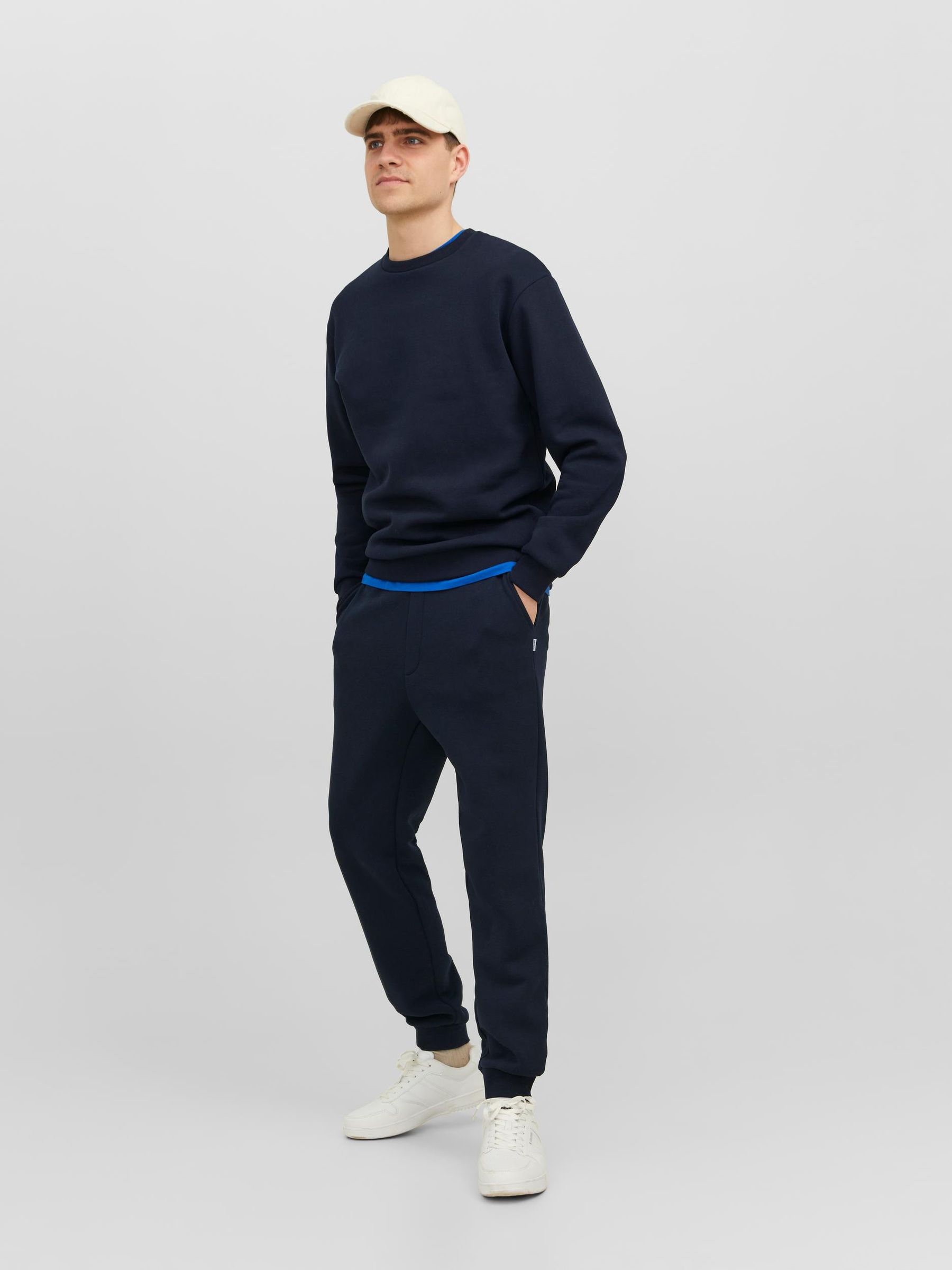 JACK&JONES_SpringSummer2024_4385561_12249341_7.jpg Basic Sweatshirt JJEBRADLEY