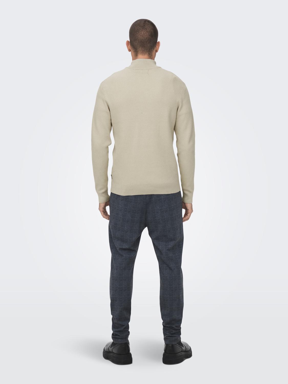 ONLY&SONS_FallWinter2022_4077961_22023210_3.jpg Feiner Strickpullover mit Reißverschluss Rundkragen