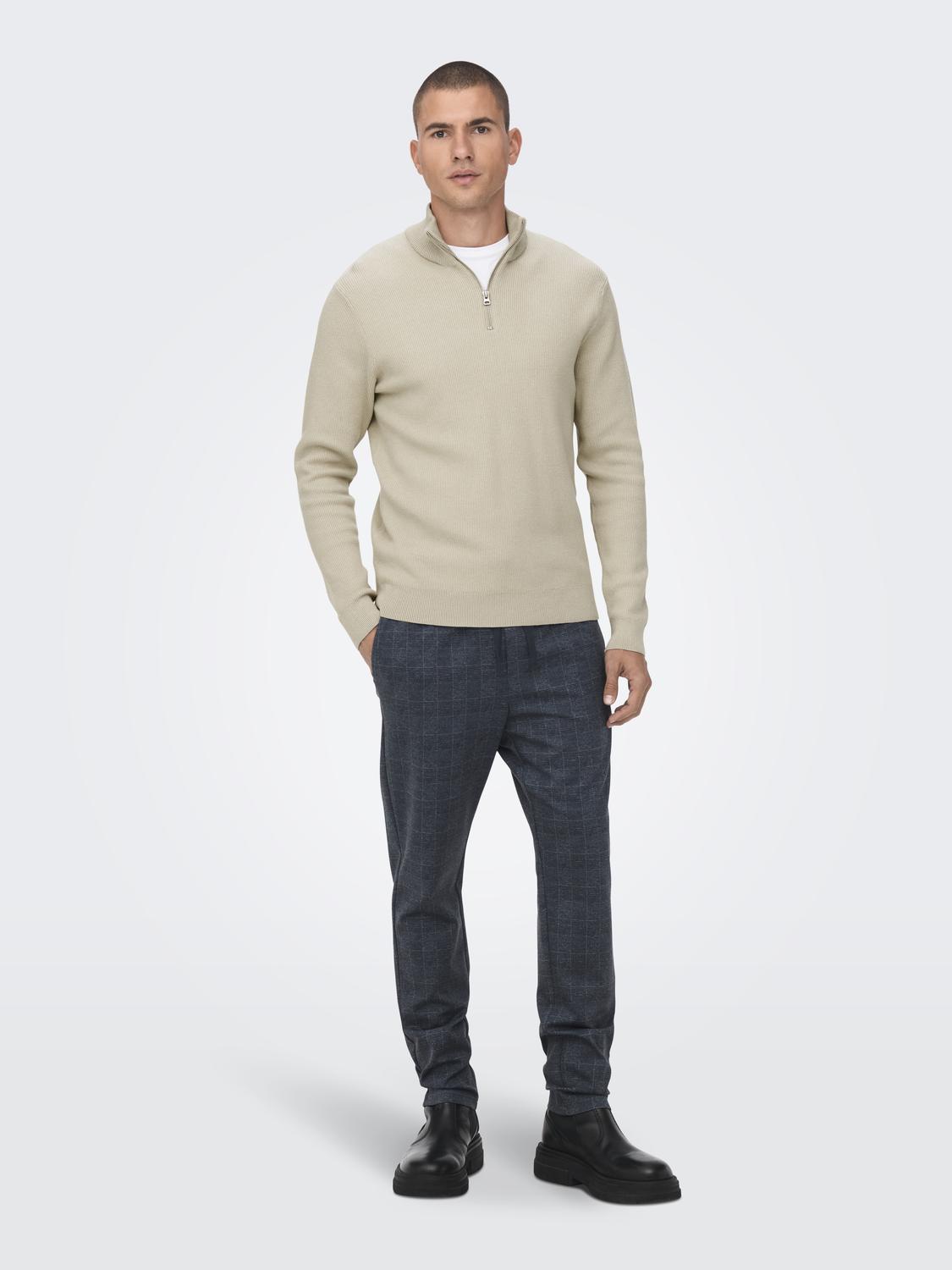 ONLY&SONS_FallWinter2022_4077961_22023210_4.jpg Feiner Strickpullover mit Reißverschluss Rundkragen