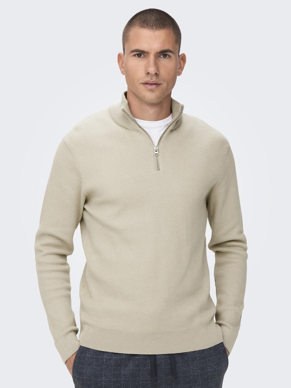 ONLY&SONS_FallWinter2022_4077961_22023210_5.jpg Feiner Strickpullover mit Reißverschluss Rundkragen