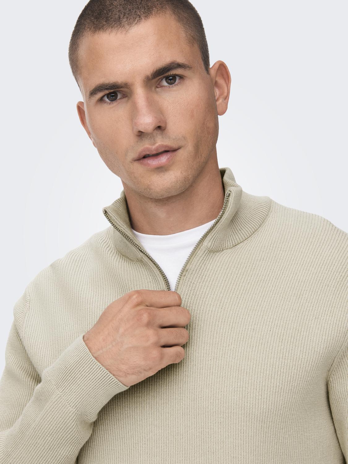 ONLY&SONS_FallWinter2022_4077961_22023210_6.jpg Feiner Strickpullover mit Reißverschluss Rundkragen