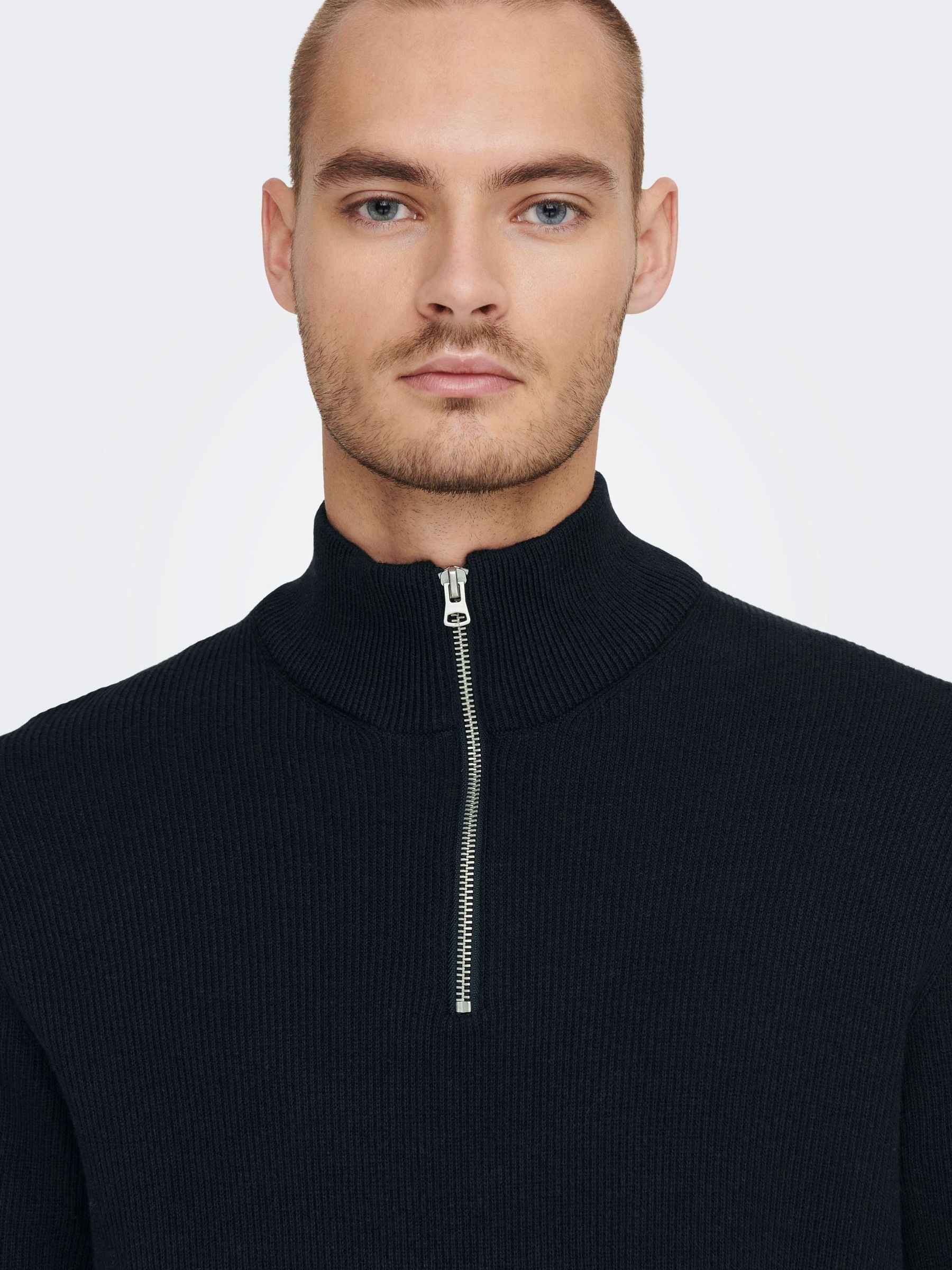 ONLY&SONS_Noos2022_3967753_22023210_7.jpg Feiner Strickpullover mit Reißverschluss Rundkragen