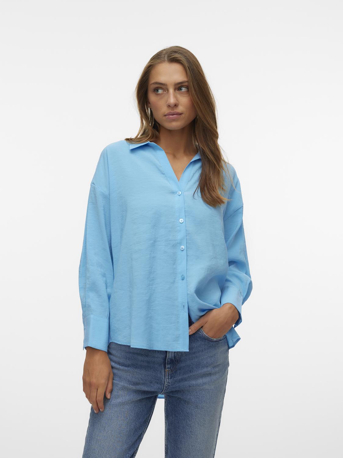 VERO-MODA_FallWinter2022_4489718_10289349_2.jpg Oversized Hemdbluse Seidig Legeres Oberteil Shirt VMQUEENY