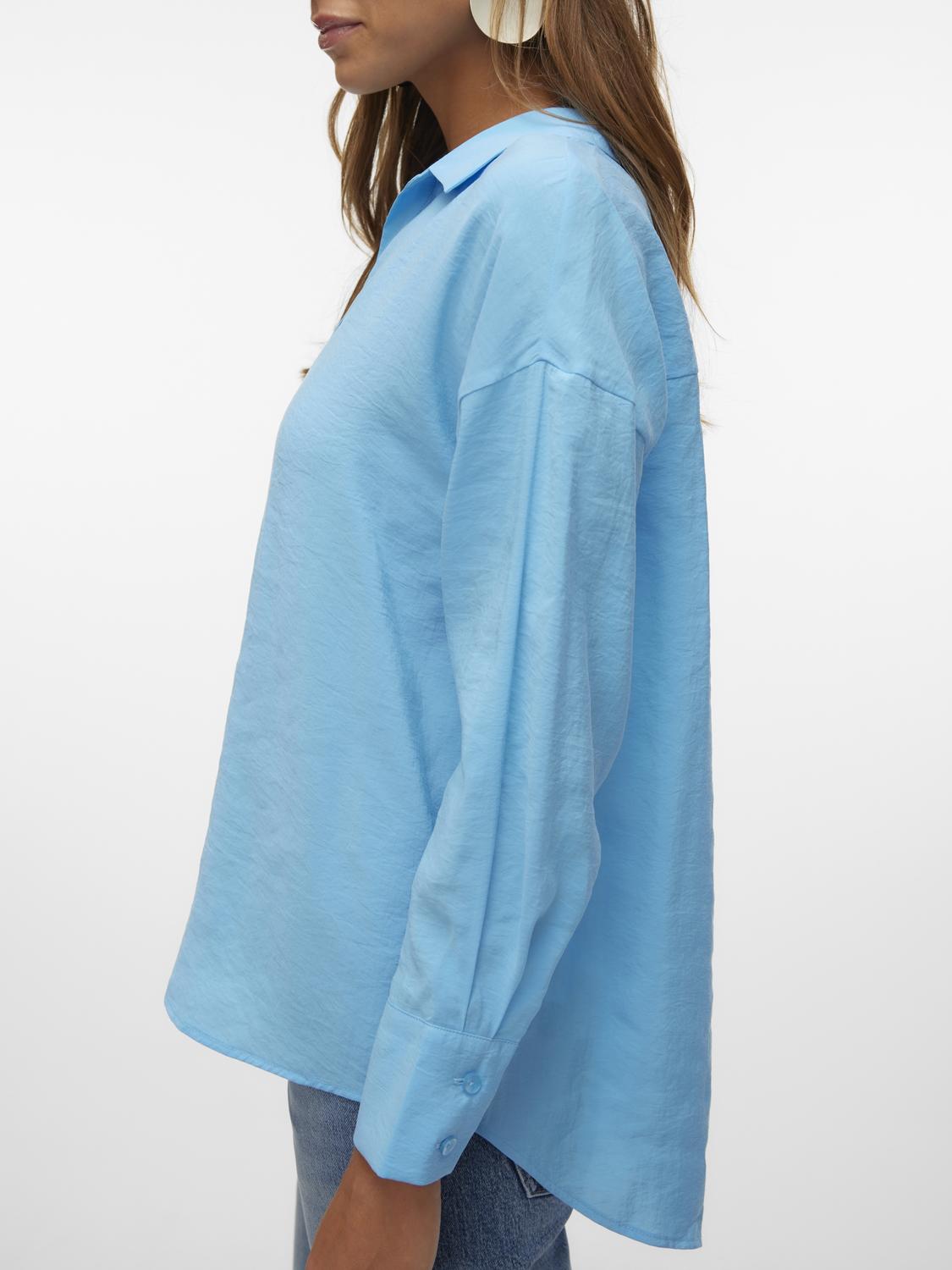 VERO-MODA_FallWinter2022_4489718_10289349_4.jpg Oversized Hemdbluse Seidig Legeres Oberteil Shirt VMQUEENY