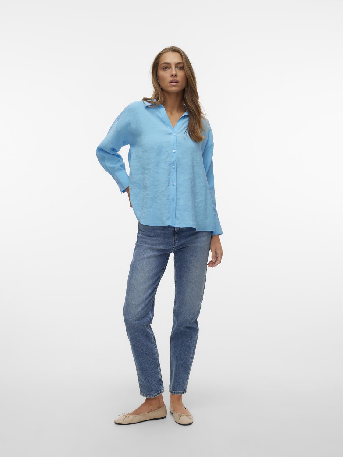 VERO-MODA_FallWinter2022_4489718_10289349_5.jpg Oversized Hemdbluse Seidig Legeres Oberteil Shirt VMQUEENY