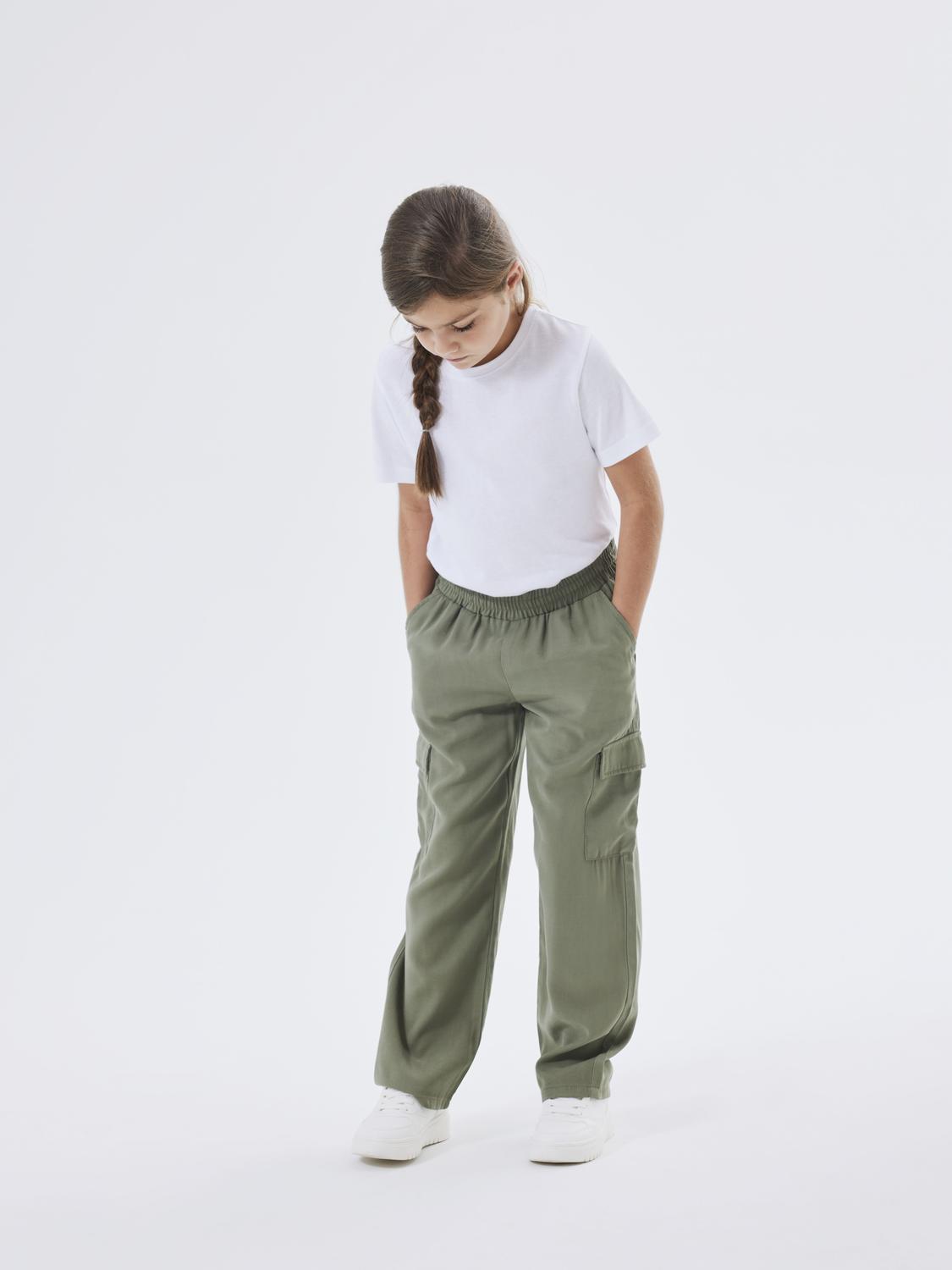 NAME-IT_NOOS2024_4239675_13218228_6.jpg Bequeme Mädchen Cargo Hose Stretch Denim Baggy Pants NKFBELLA