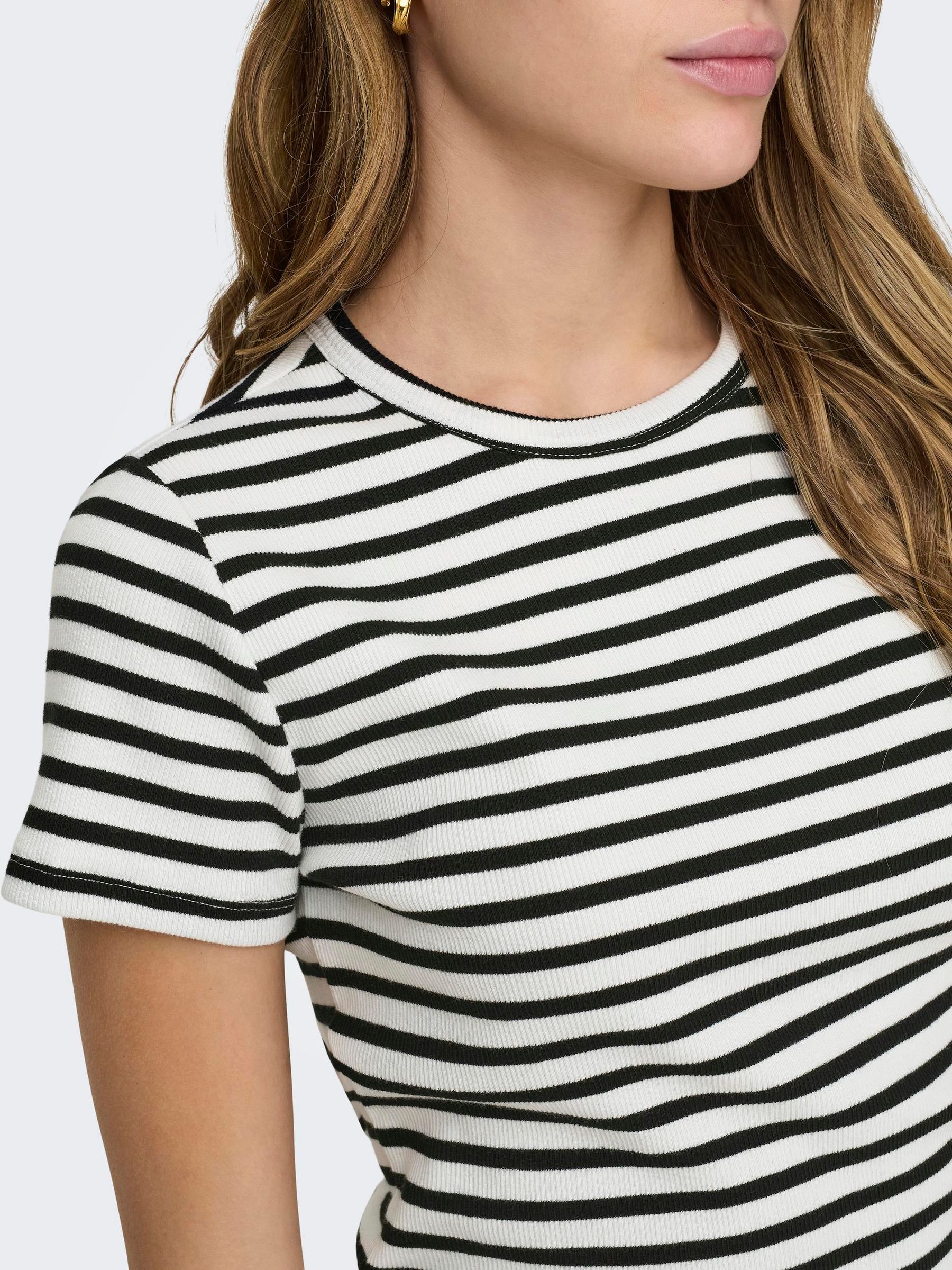 JDY_FallWinter2024_4416226_15314449_6.jpg Modisches Shirt Oberteil Rundhals T-Shirt Basic Top JDYSOLAR