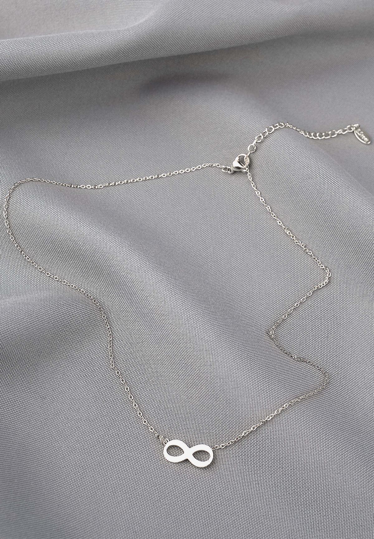 Halskette mit Infinity Anhänger Modeschmuck aus Edelstahl Halskette mit Infinity Anhänger Modeschmuck aus Edelstahl