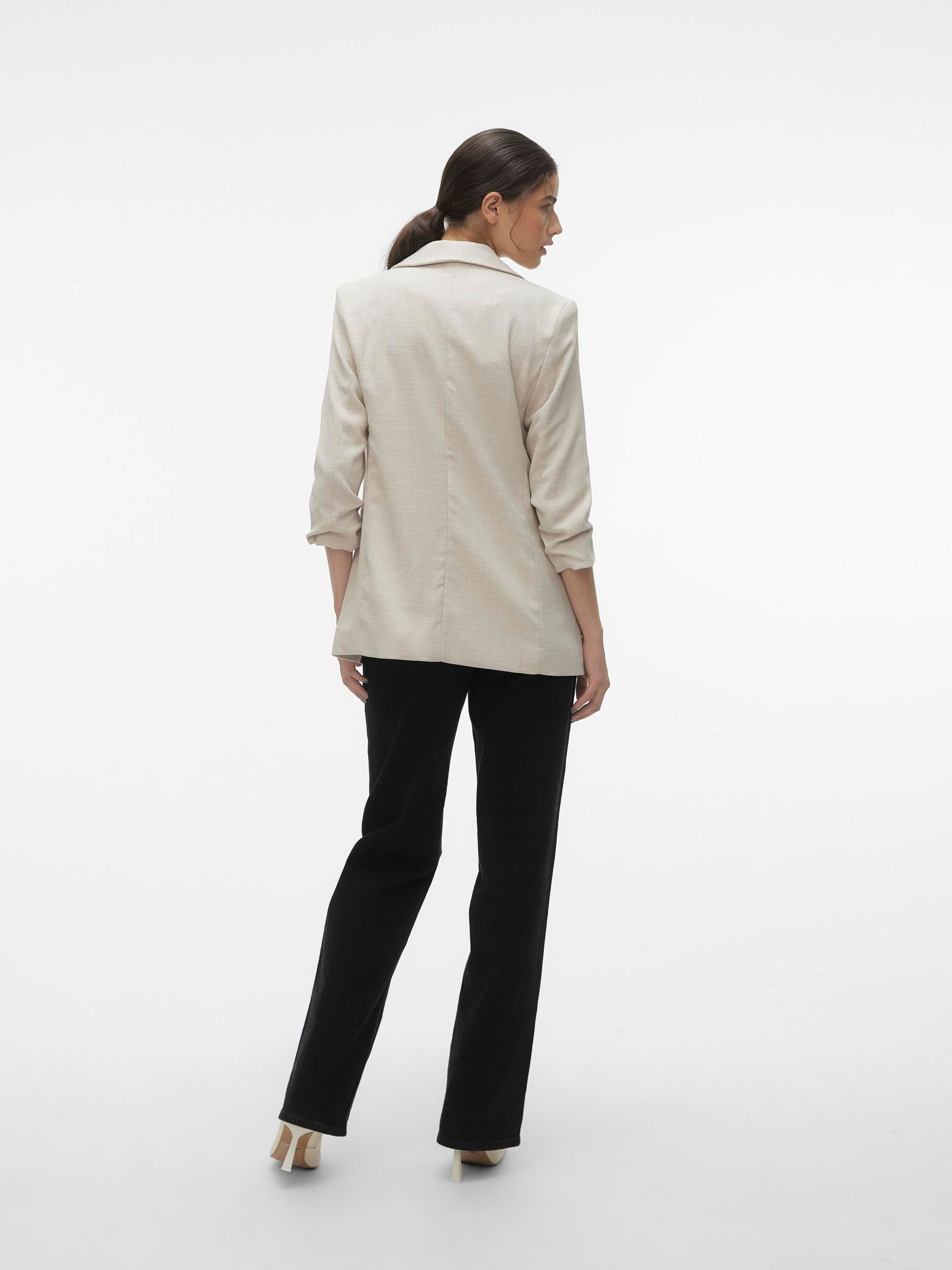 VERO-MODA_FallWinter2023_4454388_10306404_3.jpg Stylischer Blazer - zeitlos und edele Jacke