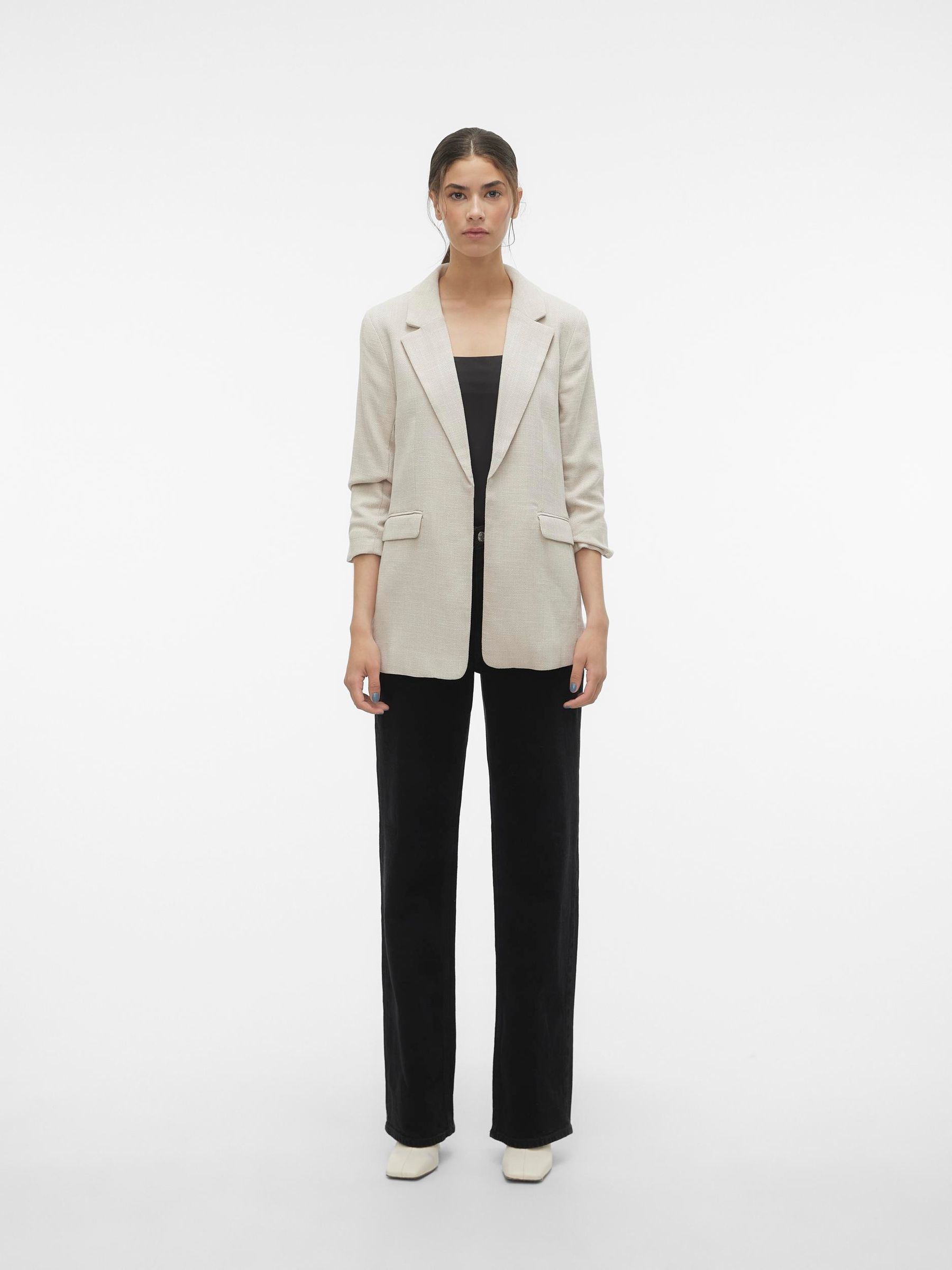 VERO-MODA_FallWinter2023_4454388_10306404_4.jpg Stylischer Blazer - zeitlos und edele Jacke