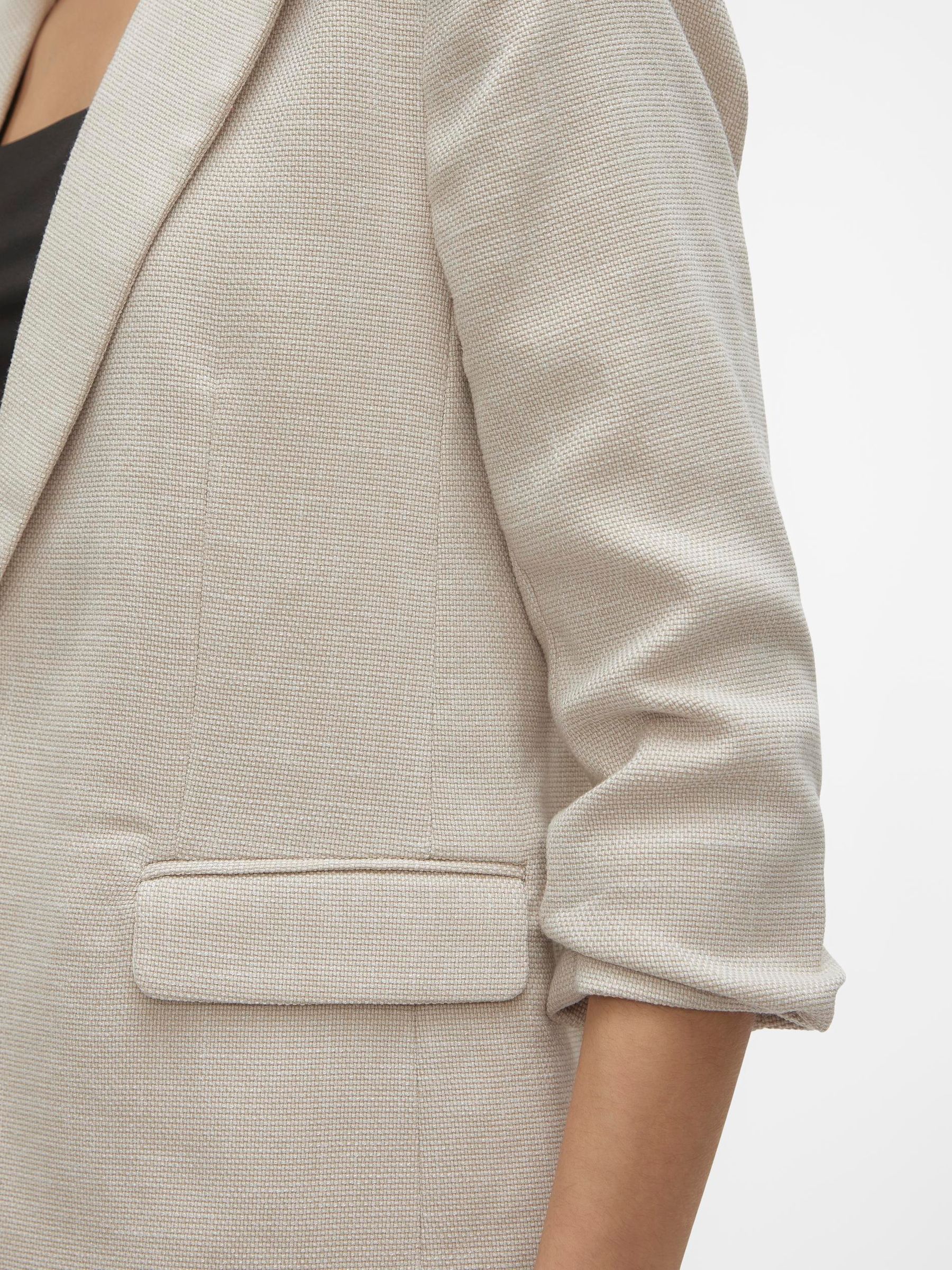 VERO-MODA_FallWinter2023_4454388_10306404_5.jpg Stylischer Blazer - zeitlos und edele Jacke