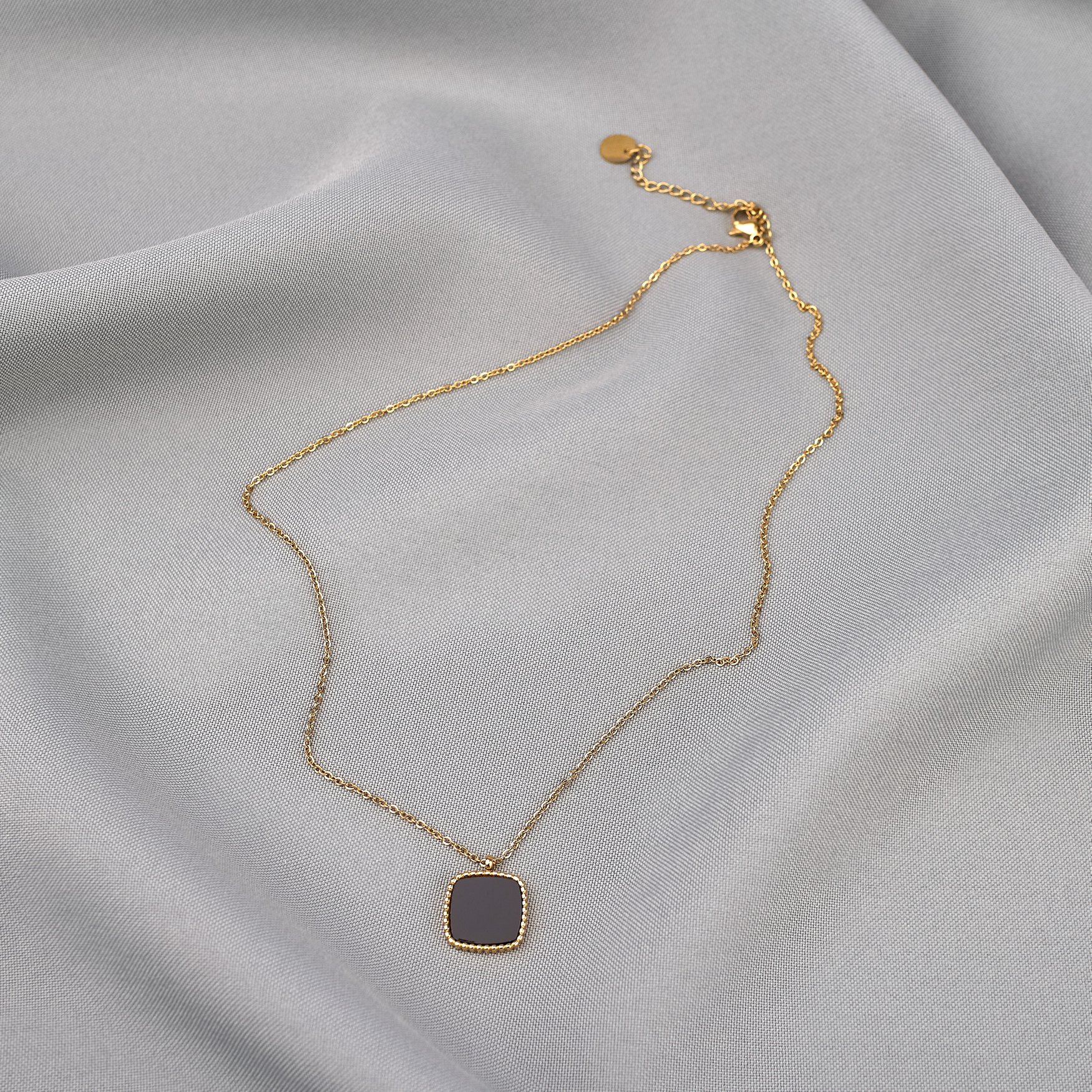 Halskette mit Medaillon Anhänger Modeschmuck aus Edelstahl Halskette mit Medaillon Anhänger Modeschmuck aus Edelstahl