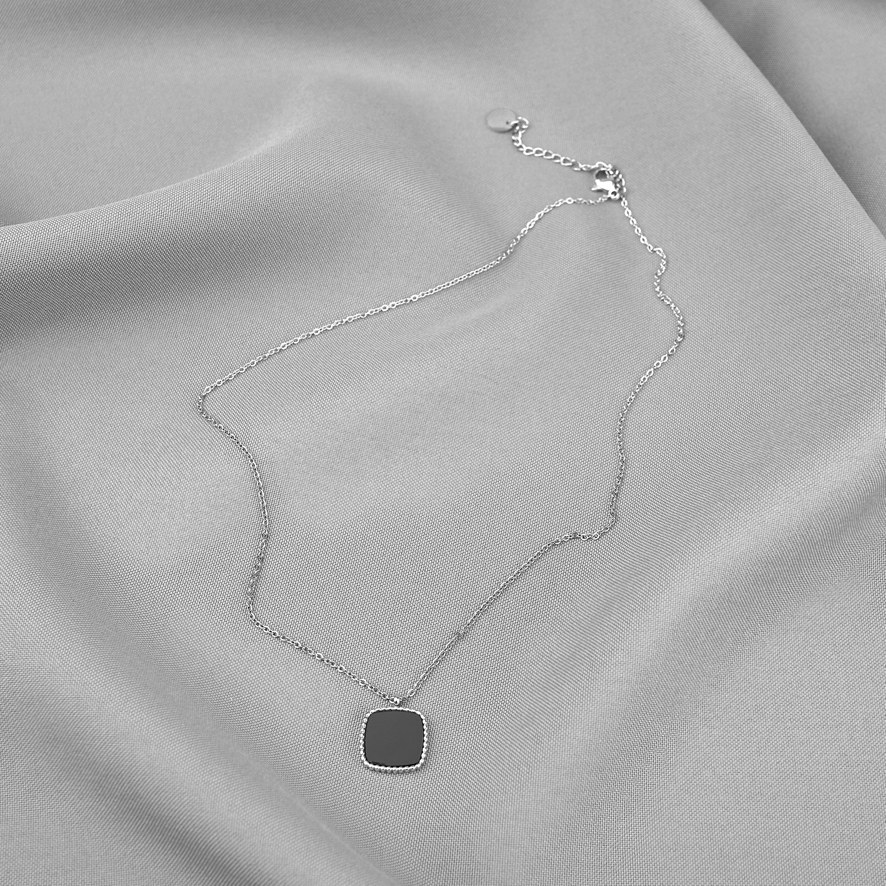 Halskette mit Medaillon Anhänger Modeschmuck aus Edelstahl Halskette mit Medaillon Anhänger Modeschmuck aus Edelstahl