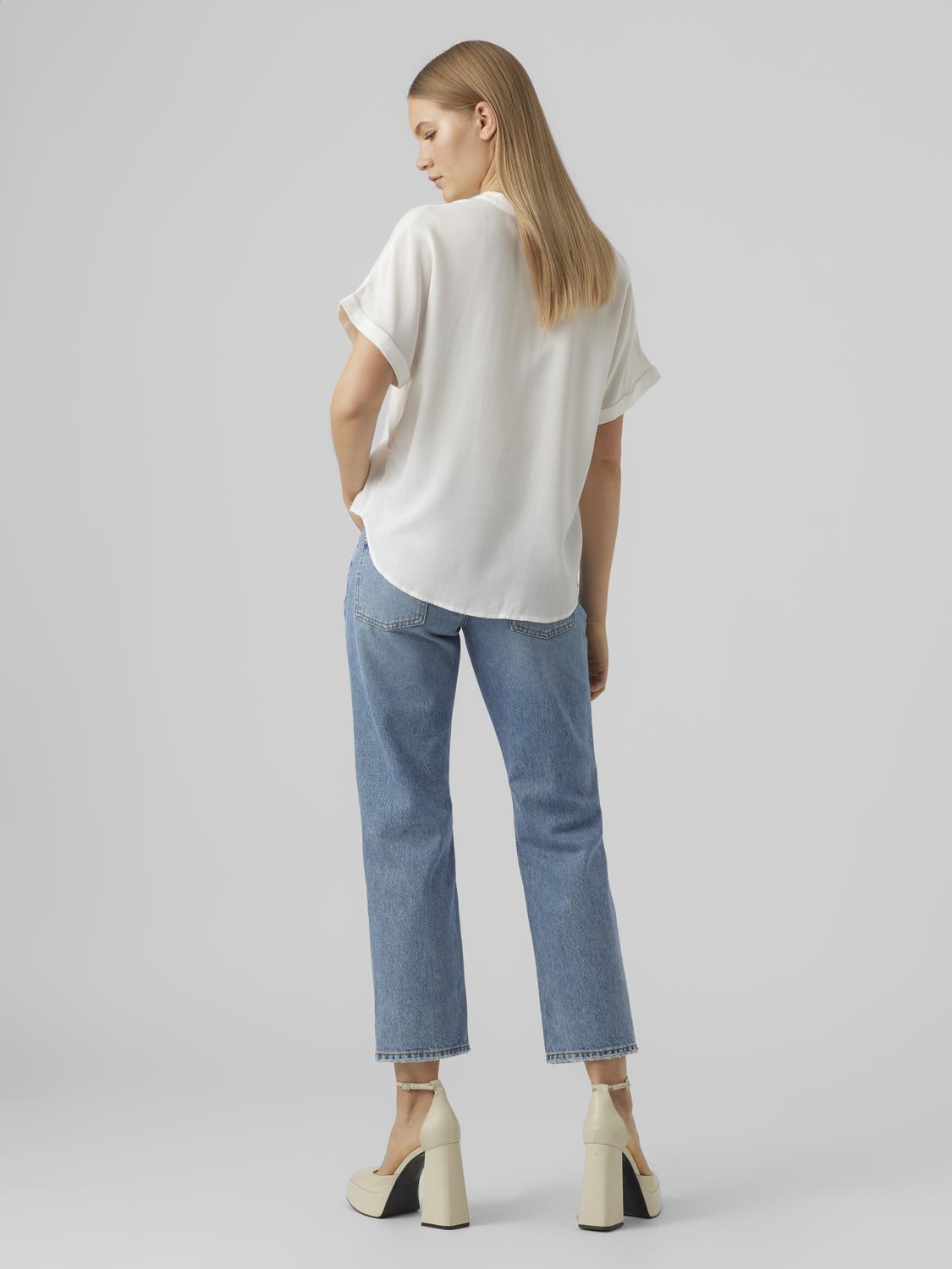 VERO-MODA_SpringSummer2023_4093933_10279697_2.jpg Top Casual Splitneck Bluse