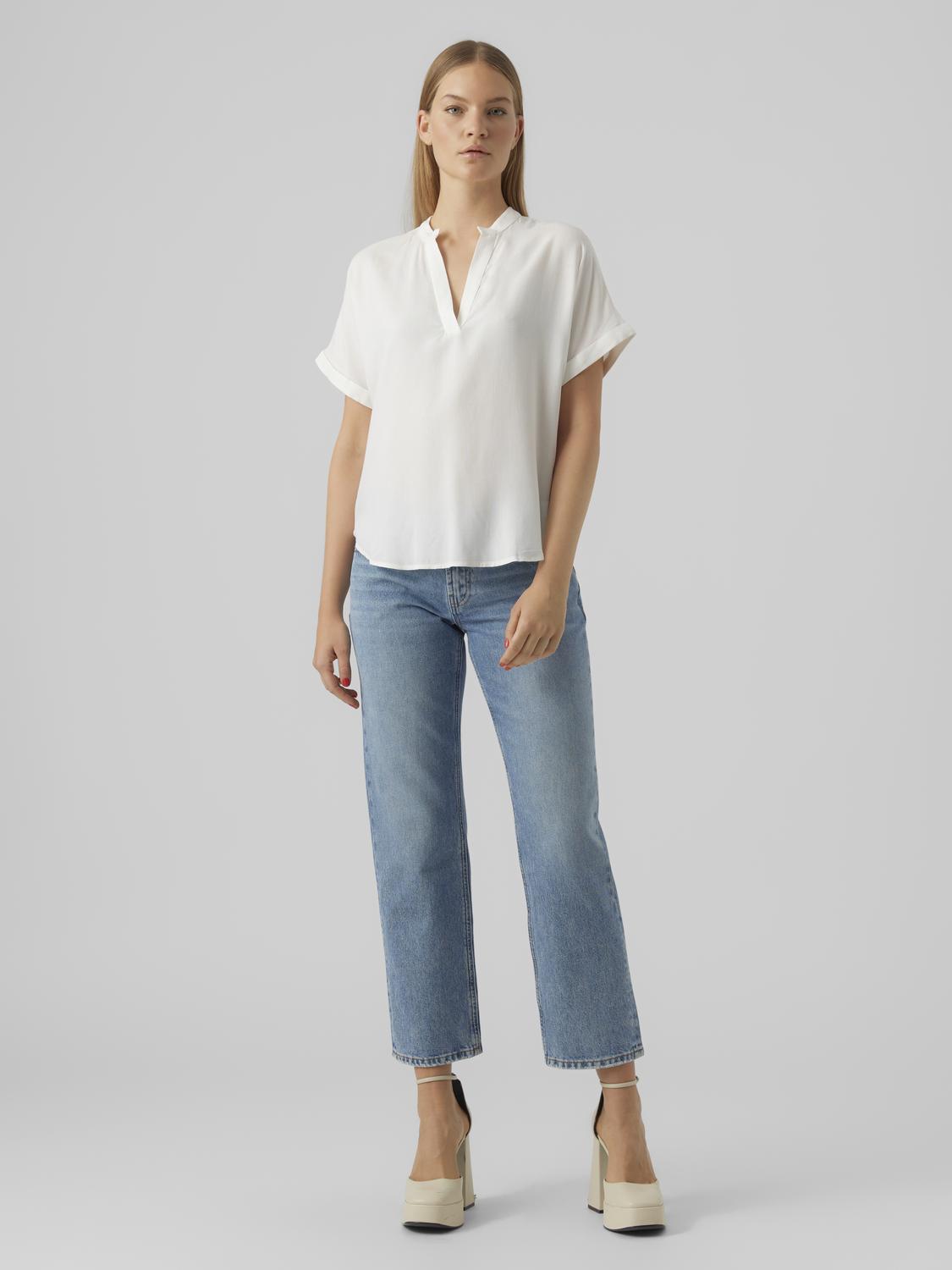 VERO-MODA_SpringSummer2023_4093933_10279697_3.jpg Top Casual Splitneck Bluse