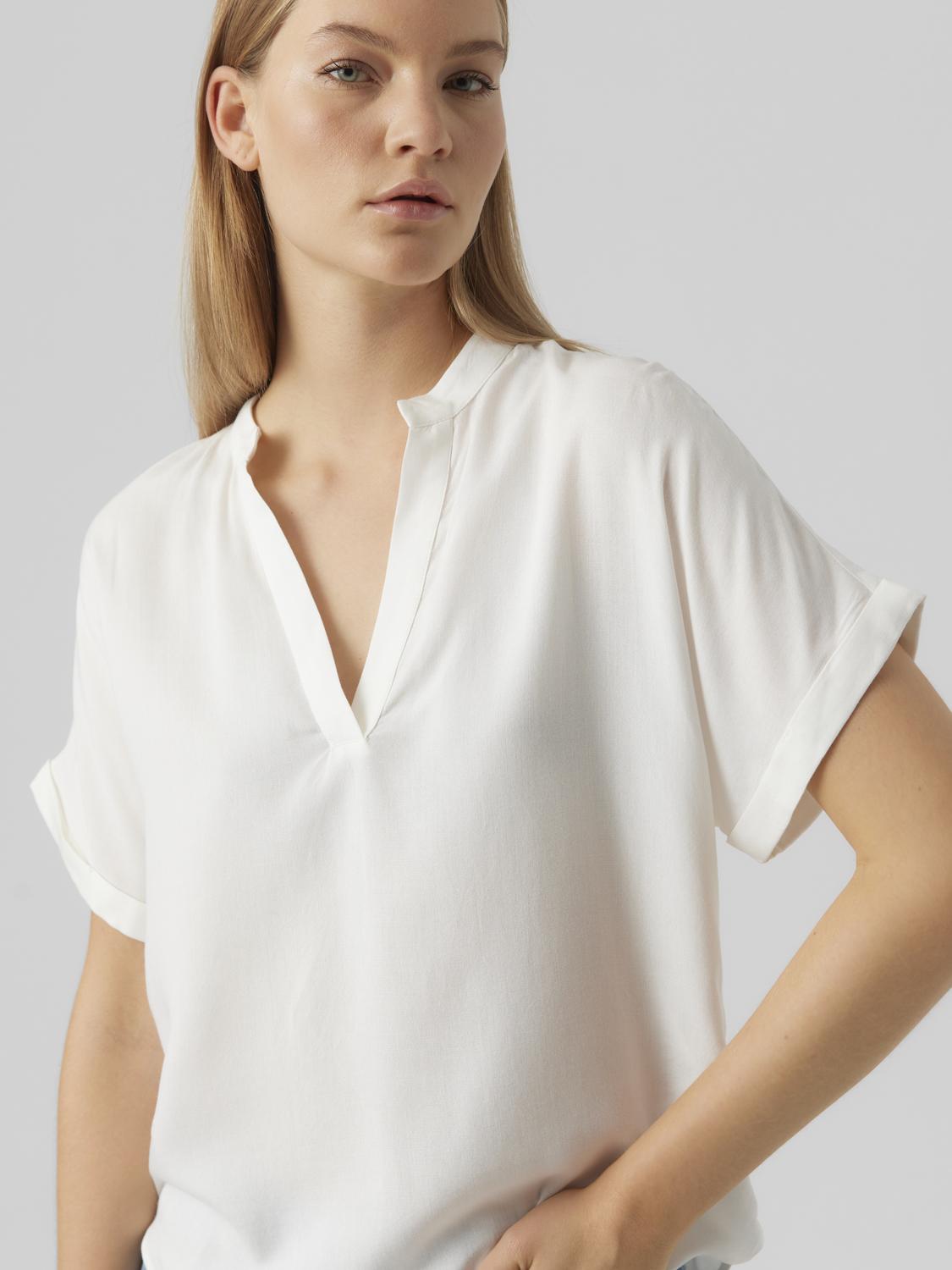VERO-MODA_SpringSummer2023_4093933_10279697_4.jpg Top Casual Splitneck Bluse