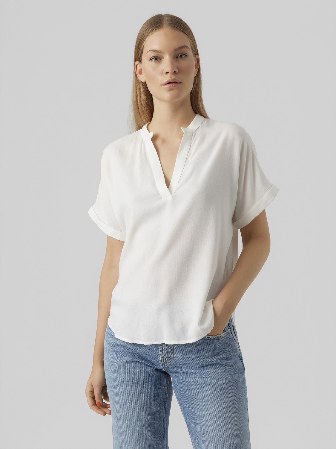 VERO-MODA_SpringSummer2023_4093933_10279697_5.jpg Top Casual Splitneck Bluse