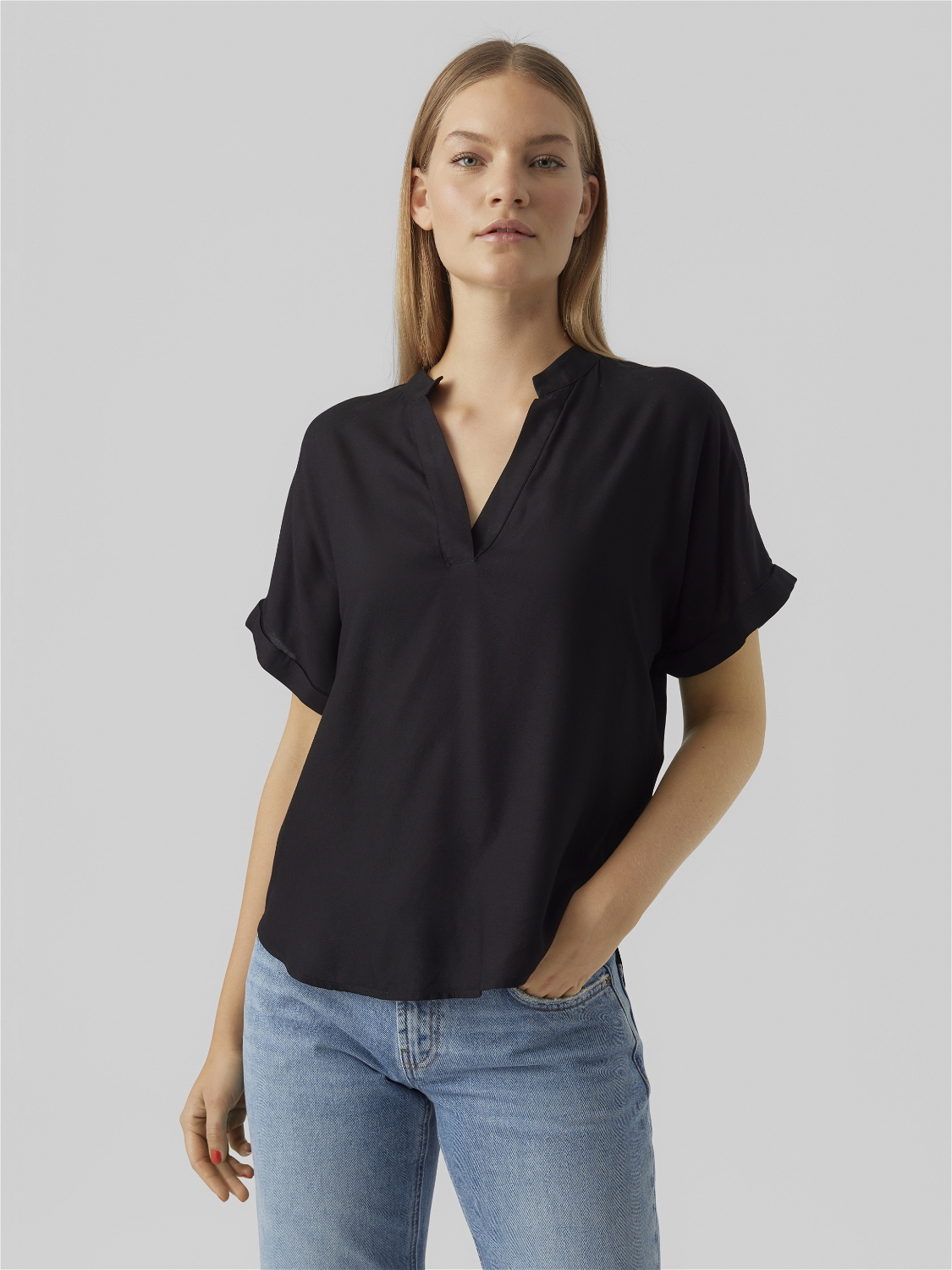 VERO-MODA_SpringSummer2023_4185764_10279697_2.jpg Top Casual Splitneck Bluse