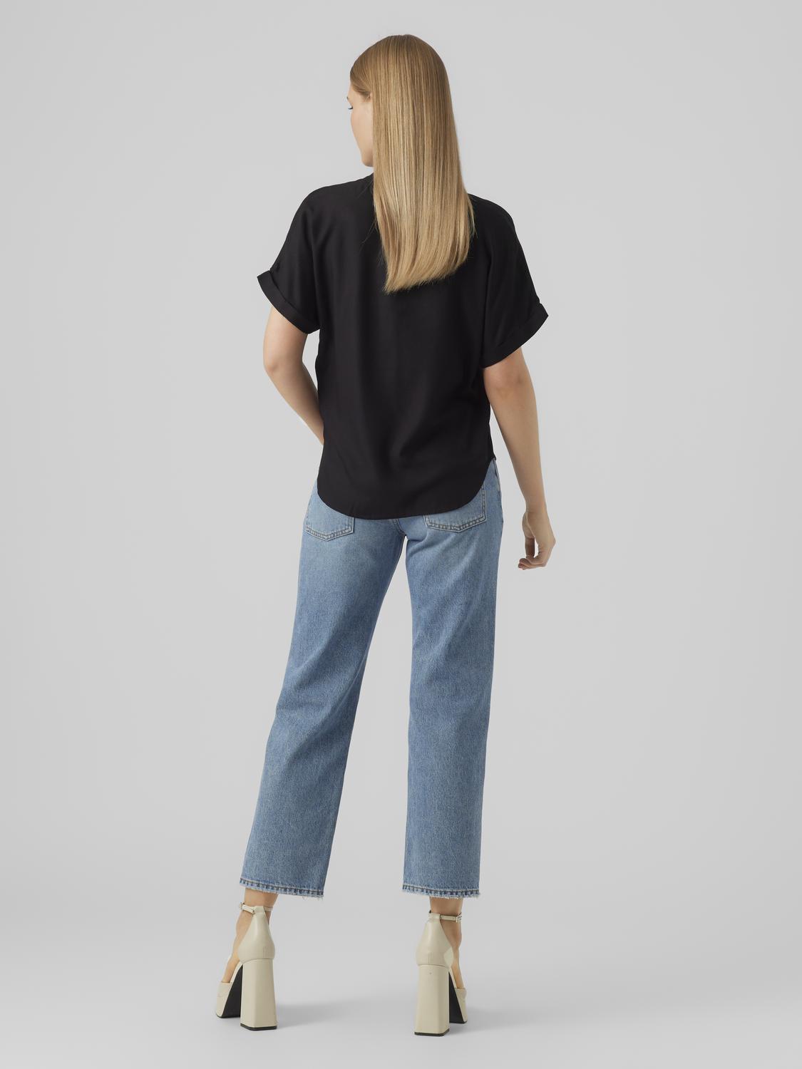 VERO-MODA_SpringSummer2023_4185764_10279697_3.jpg Top Casual Splitneck Bluse