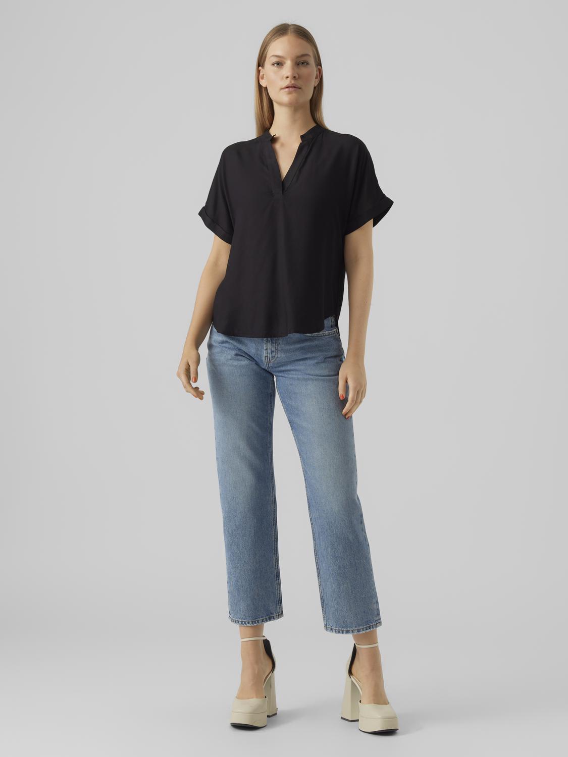VERO-MODA_SpringSummer2023_4185764_10279697_4.jpg Top Casual Splitneck Bluse