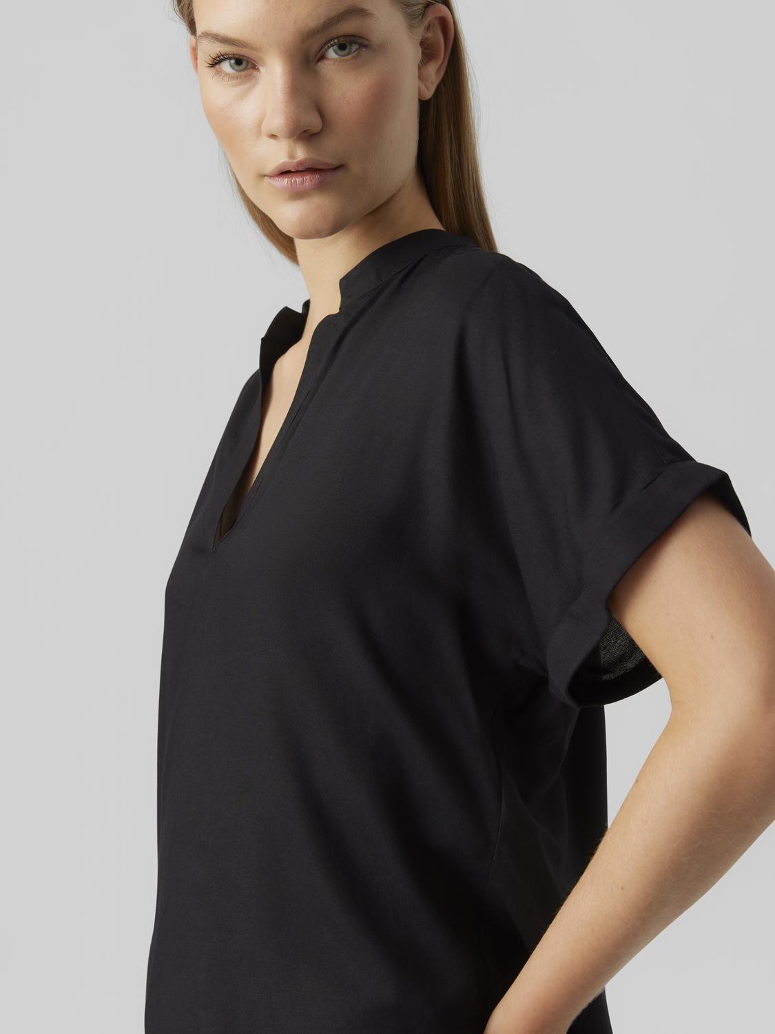 VERO-MODA_SpringSummer2023_4185764_10279697_5.jpg Top Casual Splitneck Bluse