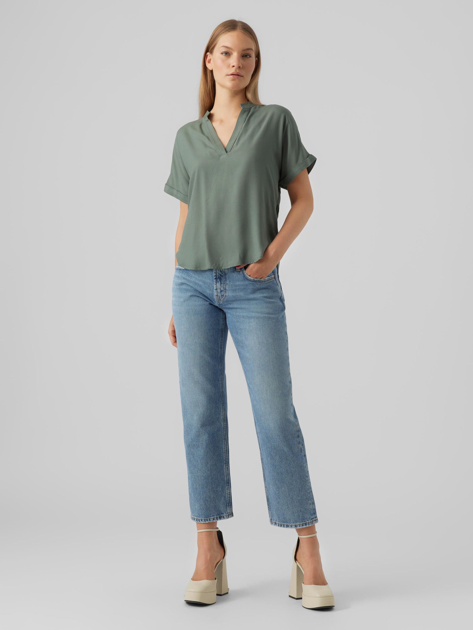 VERO-MODA_SpringSummer2023_4185765_10279697_2.jpg Top Casual Splitneck Bluse