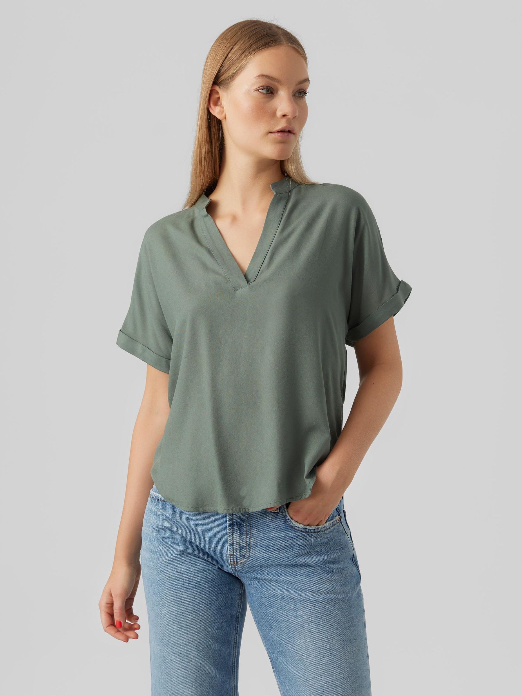 VERO-MODA_SpringSummer2023_4185765_10279697_3.jpg Top Casual Splitneck Bluse