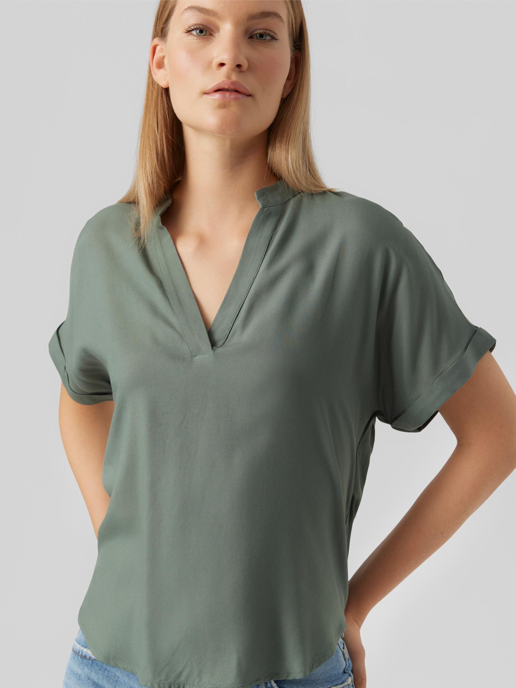 VERO-MODA_SpringSummer2023_4185765_10279697_4.jpg Top Casual Splitneck Bluse