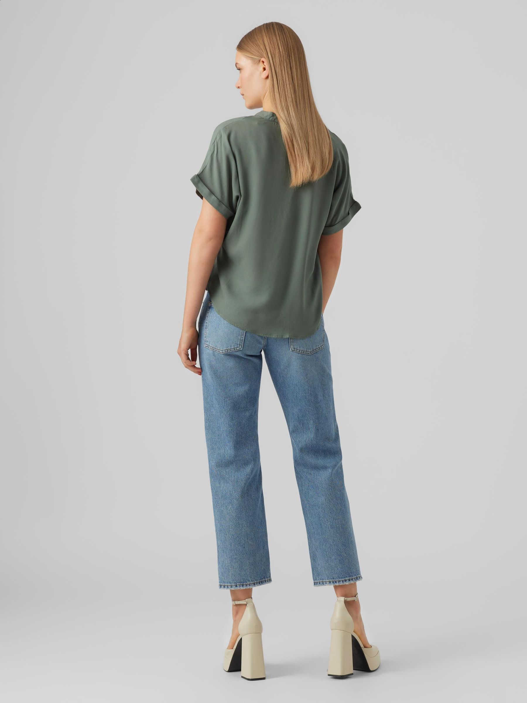 VERO-MODA_SpringSummer2023_4185765_10279697_5.jpg Top Casual Splitneck Bluse