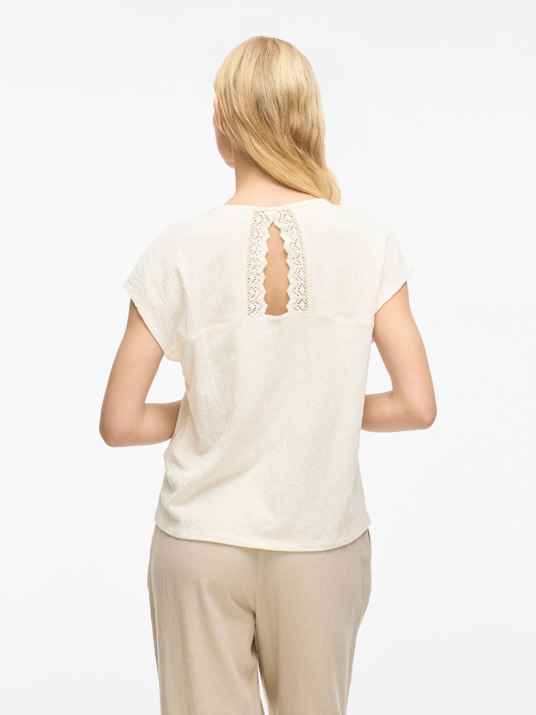 VILA_SpringSummer2025_4814624_14095036_4.jpg Legeres Blusen Shirt mit Spitzen Details V-Ausschnitt Modisches Kurzarm Top