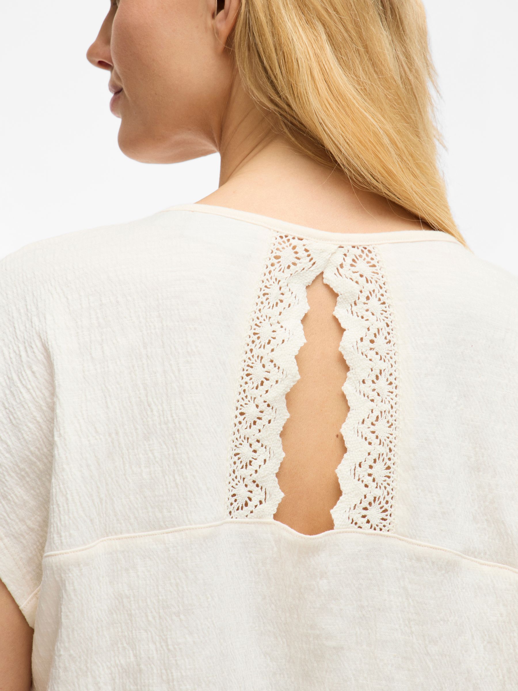 VILA_SpringSummer2025_4814624_14095036_5.jpg Legeres Blusen Shirt mit Spitzen Details V-Ausschnitt Modisches Kurzarm Top