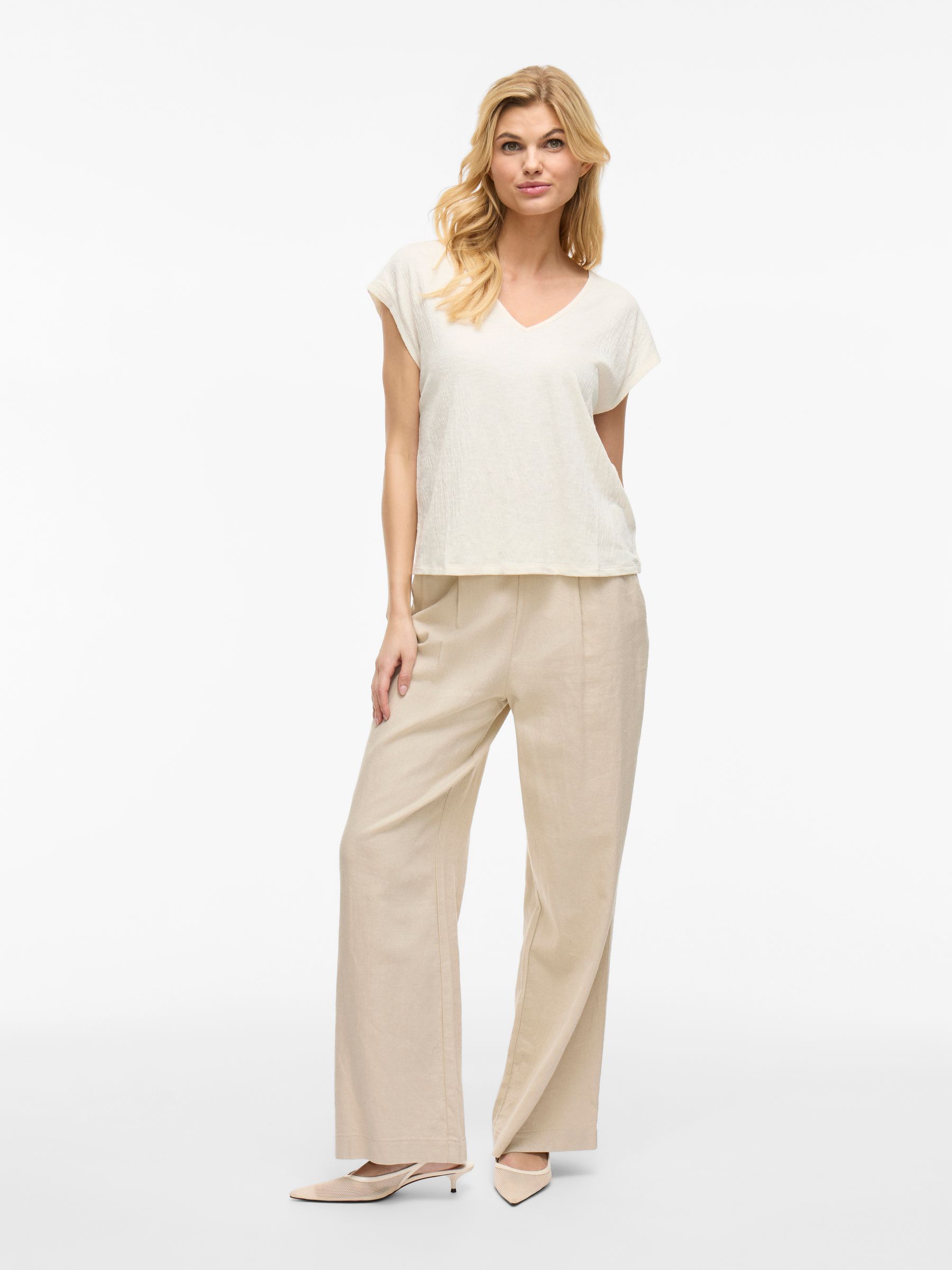VILA_SpringSummer2025_4814624_14095036_6.jpg Legeres Blusen Shirt mit Spitzen Details V-Ausschnitt Modisches Kurzarm Top