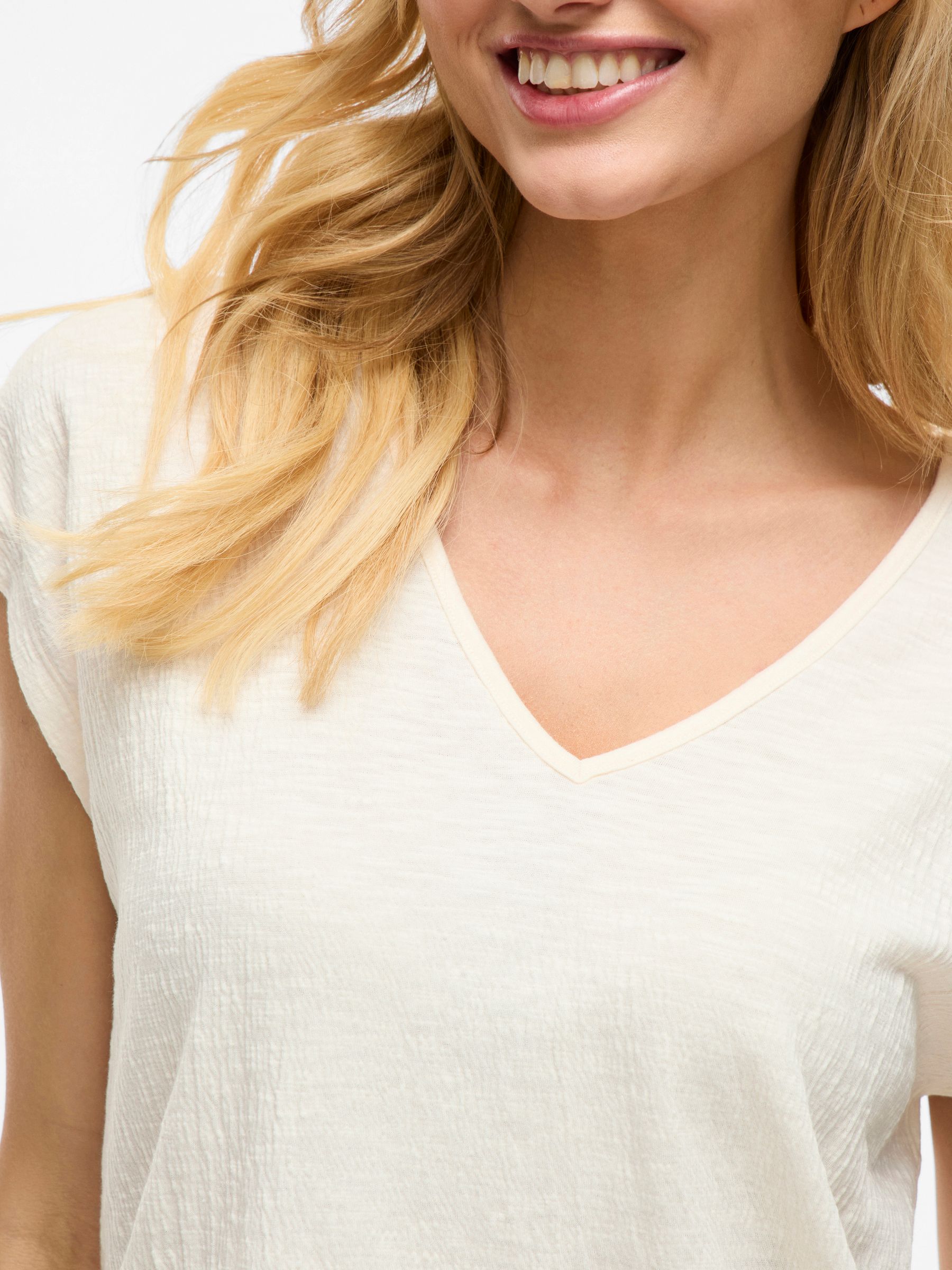 VILA_SpringSummer2025_4814624_14095036_7.jpg Legeres Blusen Shirt mit Spitzen Details V-Ausschnitt Modisches Kurzarm Top
