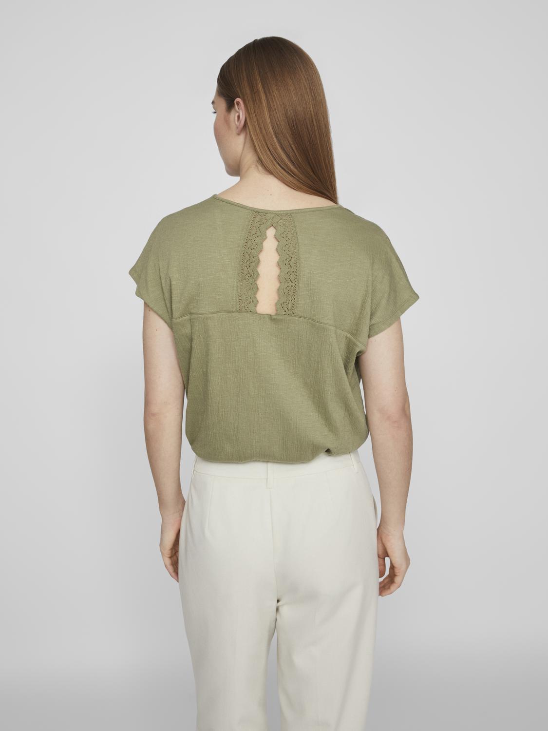 VILA_Springsummer_4518971_14095036_4.jpg Legeres Blusen Shirt mit Spitzen Details V-Ausschnitt Modisches Kurzarm Top