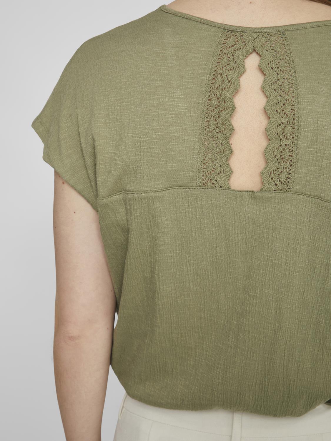 VILA_Springsummer_4518971_14095036_6.jpg Legeres Blusen Shirt mit Spitzen Details V-Ausschnitt Modisches Kurzarm Top