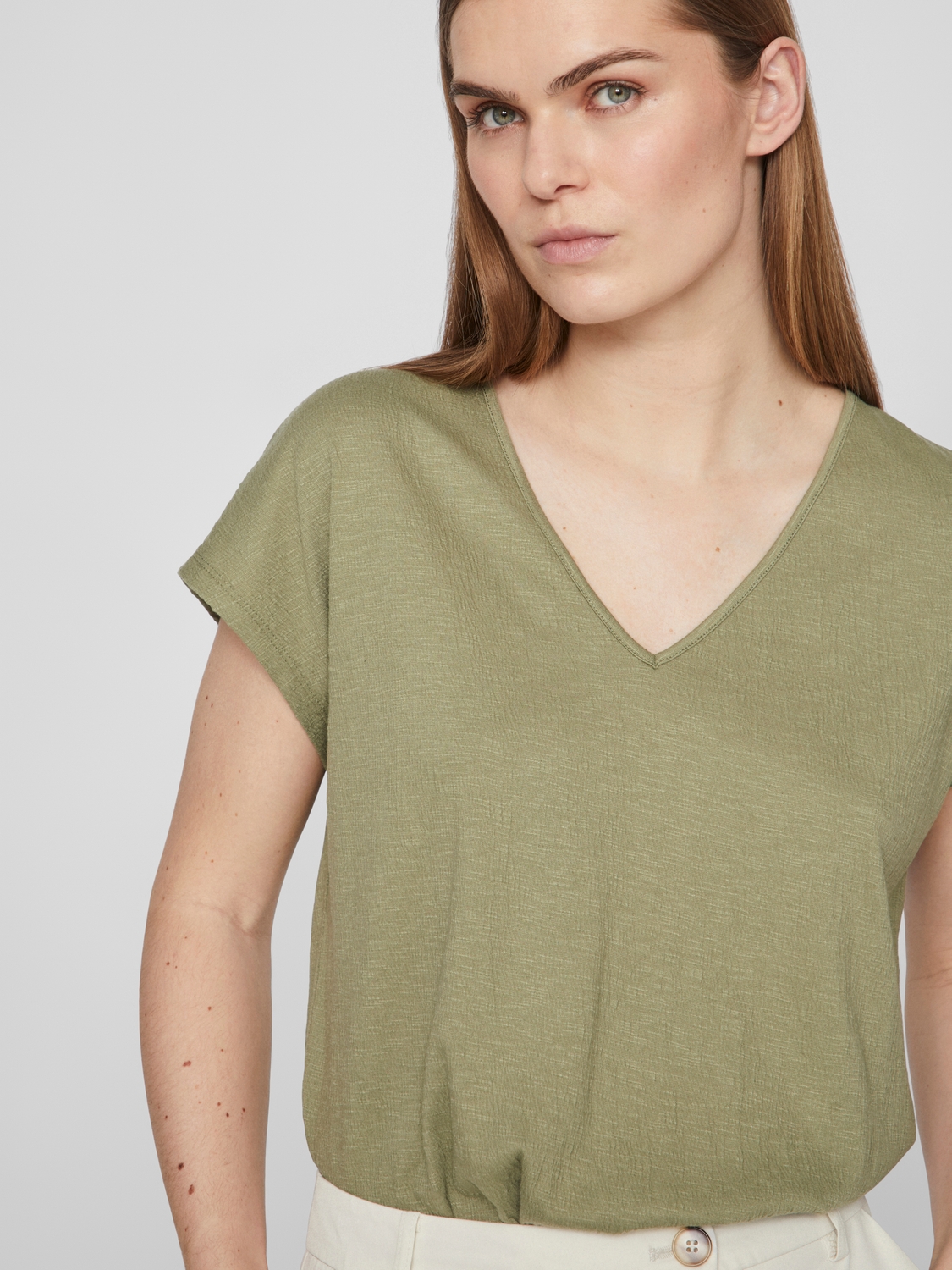 VILA_Springsummer_4518971_14095036_7.jpg Legeres Blusen Shirt mit Spitzen Details V-Ausschnitt Modisches Kurzarm Top