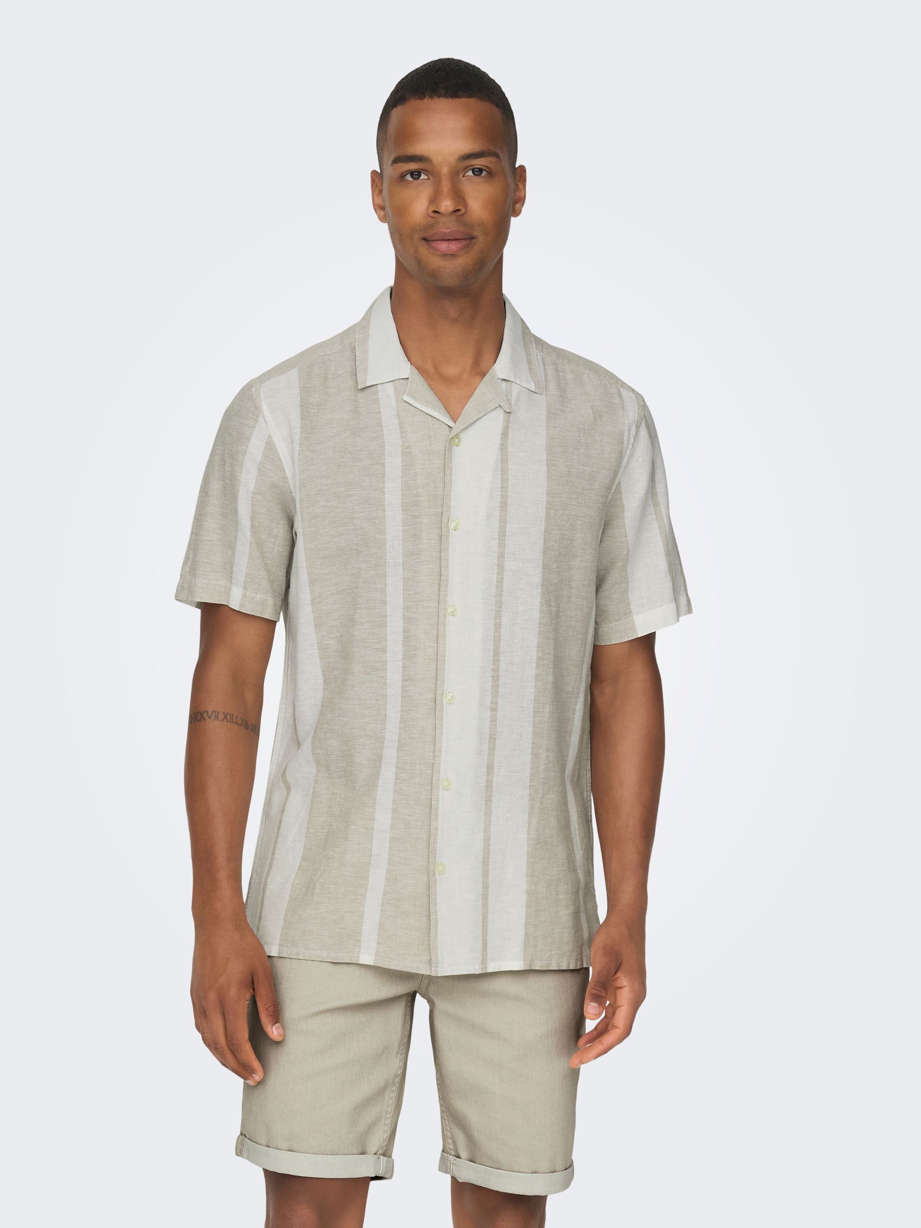 ONLY&SONS_FallWinter2024_4219214_22026109_3.jpg Hemd Kurzarm Resort Kragen Knopfleiste