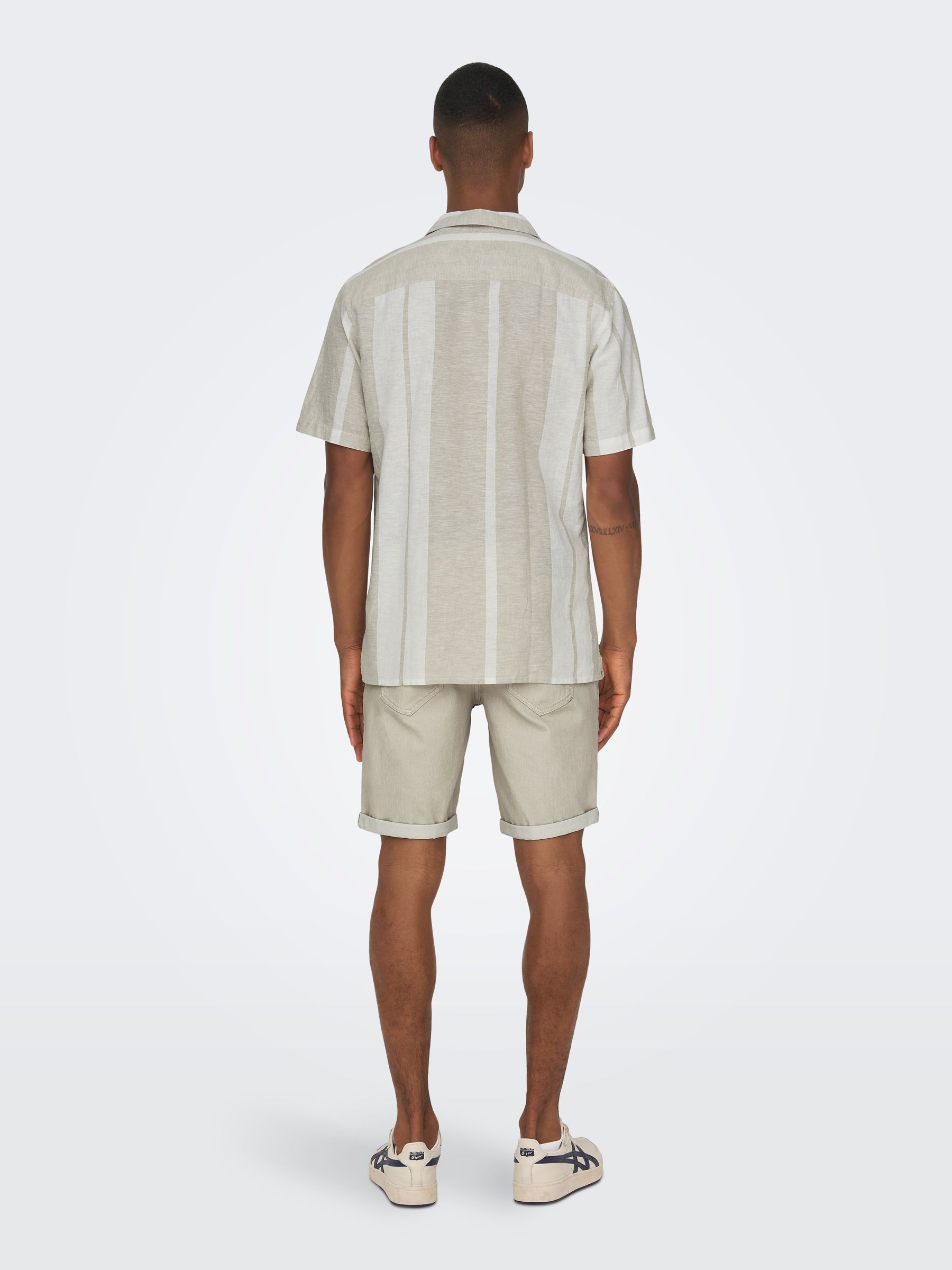 ONLY&SONS_FallWinter2024_4219214_22026109_4.jpg Hemd Kurzarm Resort Kragen Knopfleiste