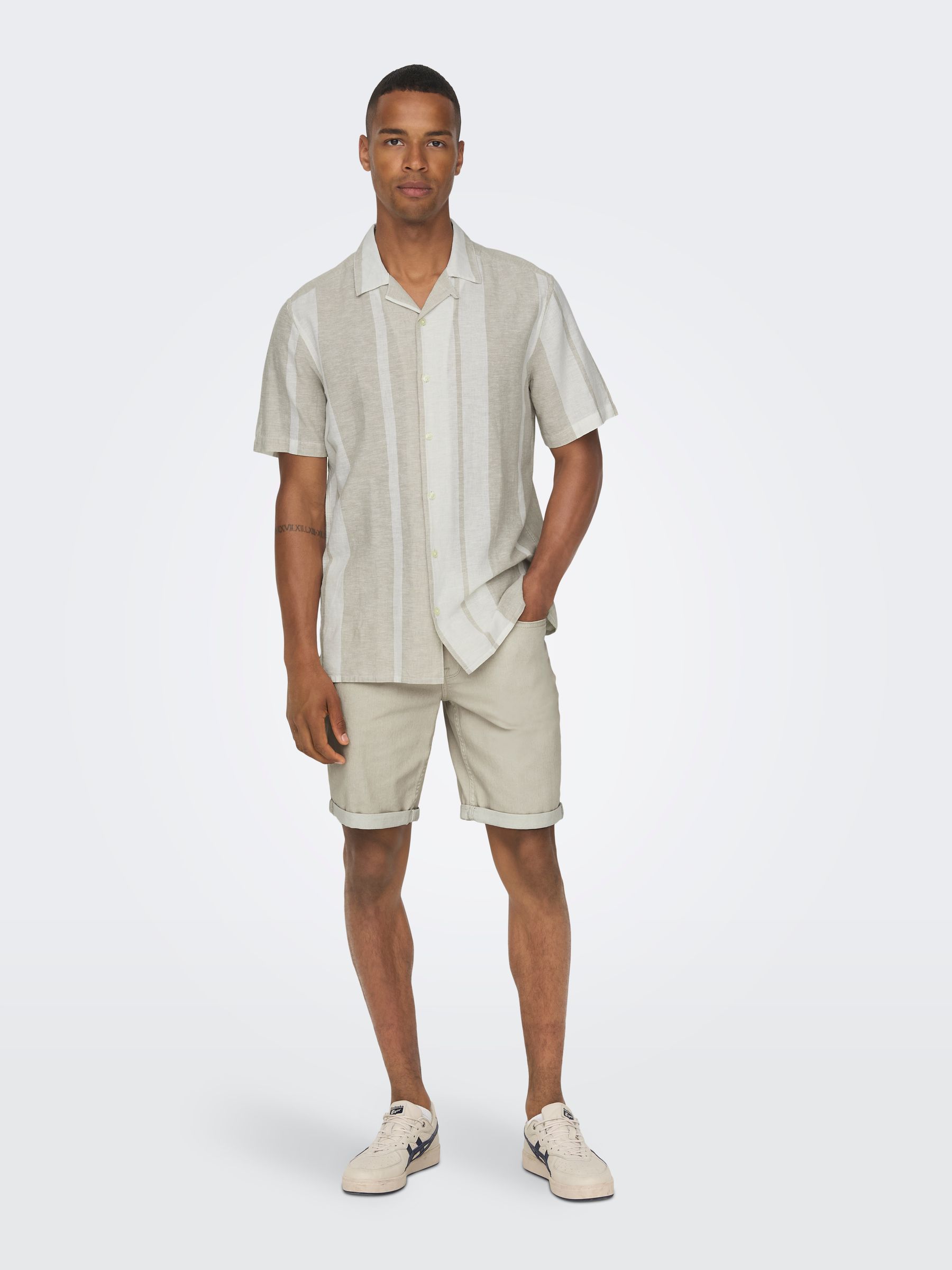 ONLY&SONS_FallWinter2024_4219214_22026109_5.jpg Hemd Kurzarm Resort Kragen Knopfleiste