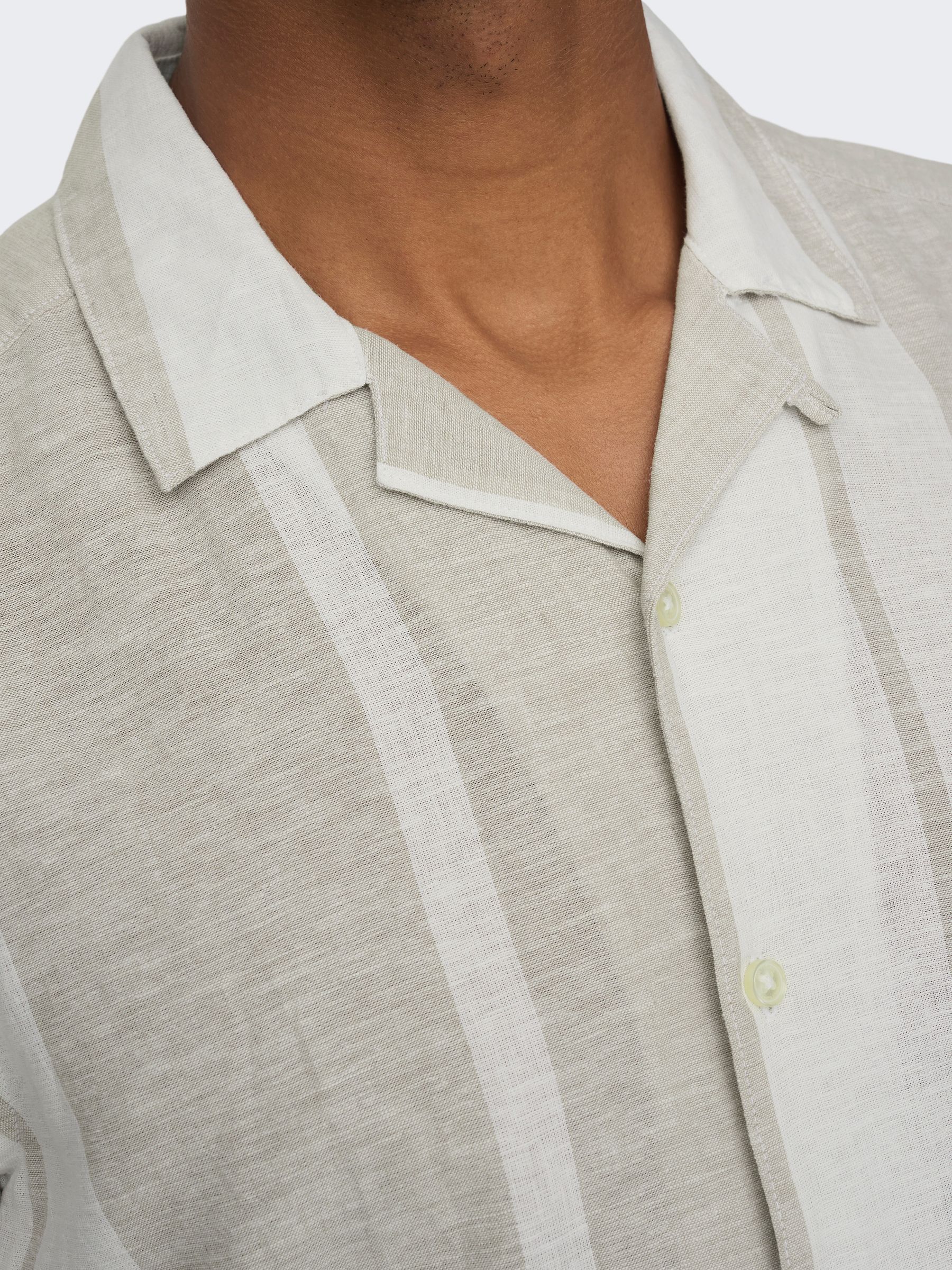 ONLY&SONS_FallWinter2024_4219214_22026109_6.jpg Hemd Kurzarm Resort Kragen Knopfleiste