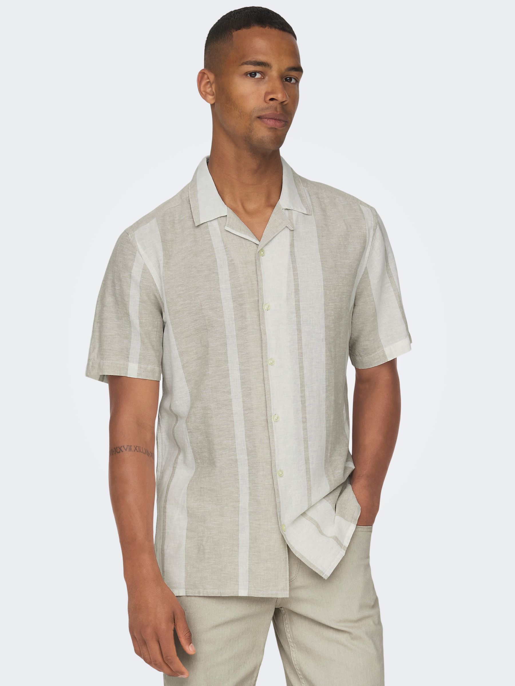 ONLY&SONS_FallWinter2024_4219214_22026109_7.jpg Hemd Kurzarm Resort Kragen Knopfleiste